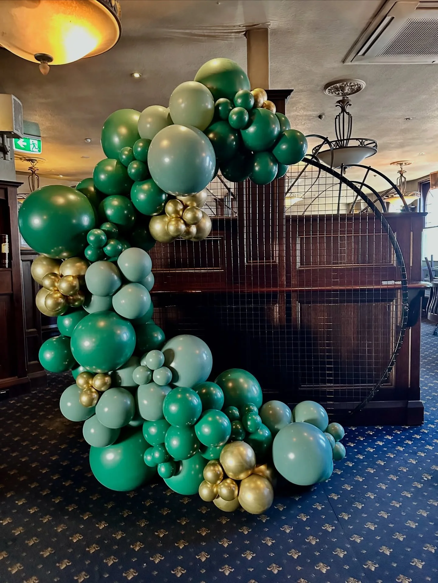 🌿✨ A rich mix of evergreen, willow and gold balloons set the scene at The Bog for a night of celebrating 21. The deep greens paired with touches of gold brought warmth, sophistication and a perfect balance against the rustic pub vibes. 🍻🎈

Happy 2