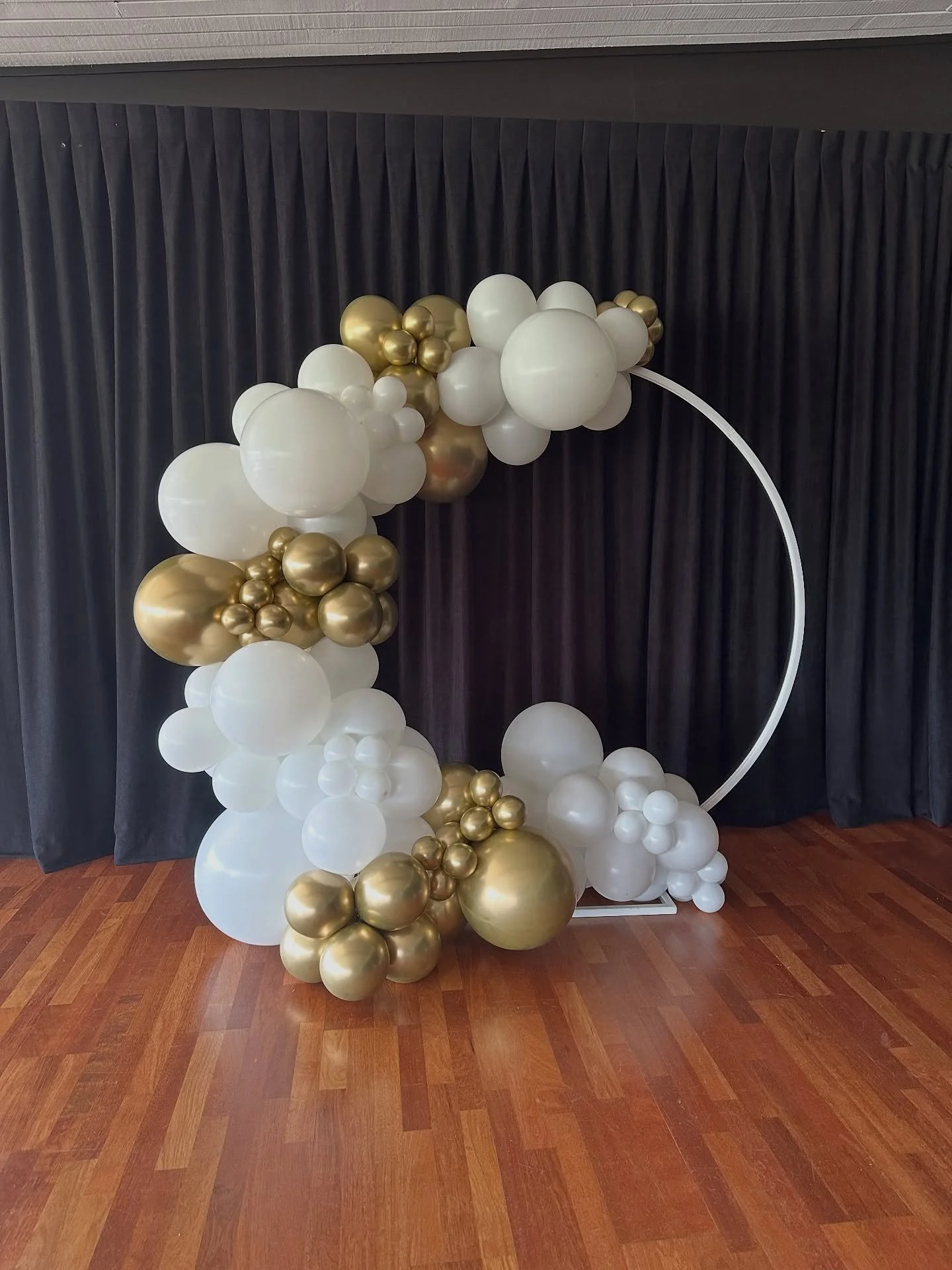 Back to the basics &mdash; but make it elegant ✨
White and gold never goes out of style! 💛🤍

Celebrating a 60th &amp; 65th birthday, with the traditional balloon hoop creating a space that radiated with sophistication and celebration 🎉

Sometimes 
