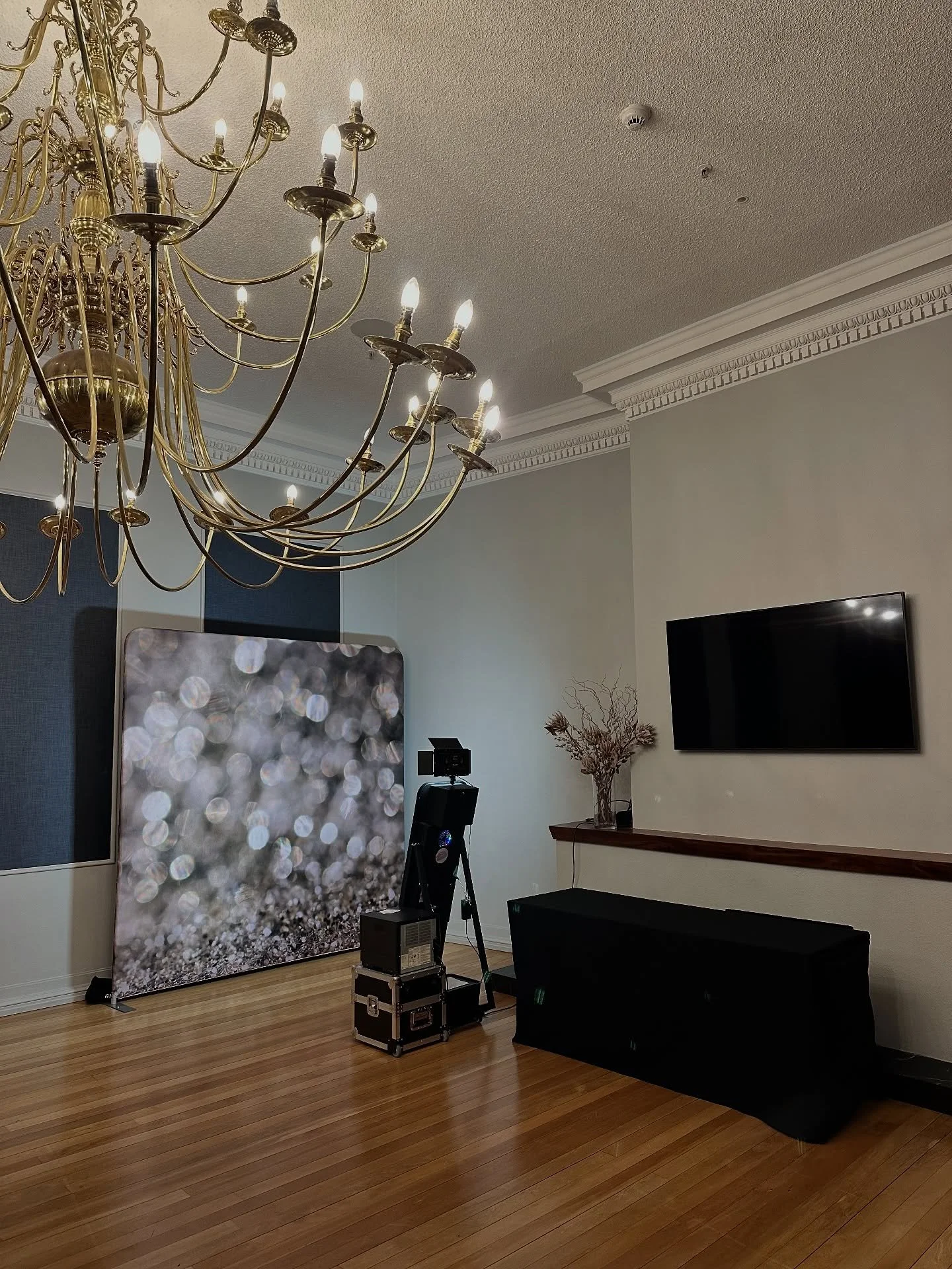 Lights, camera, sixty! 🎬✨
What a night celebrating this milestone birthday in full Hollywood style &mdash; red carpet, glam, and all the glitz to match the theme!

We created a custom photo template and a themed start screen to welcome guests to the