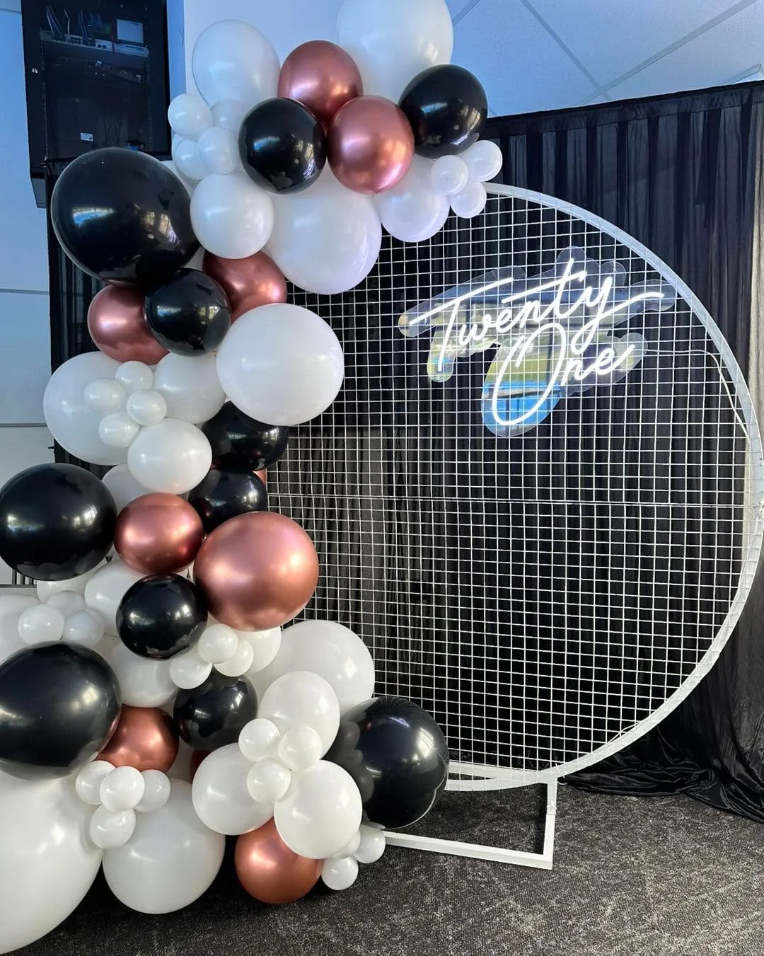 Stop what you&rsquo;re doing&hellip; and look at this 21st balloon setup 😍🎈

White, black and rose gold + a sleek black silk curtain backdrop to create the perfect neutral space for the display. 

Who else loves a little glam with their party? ✨

V