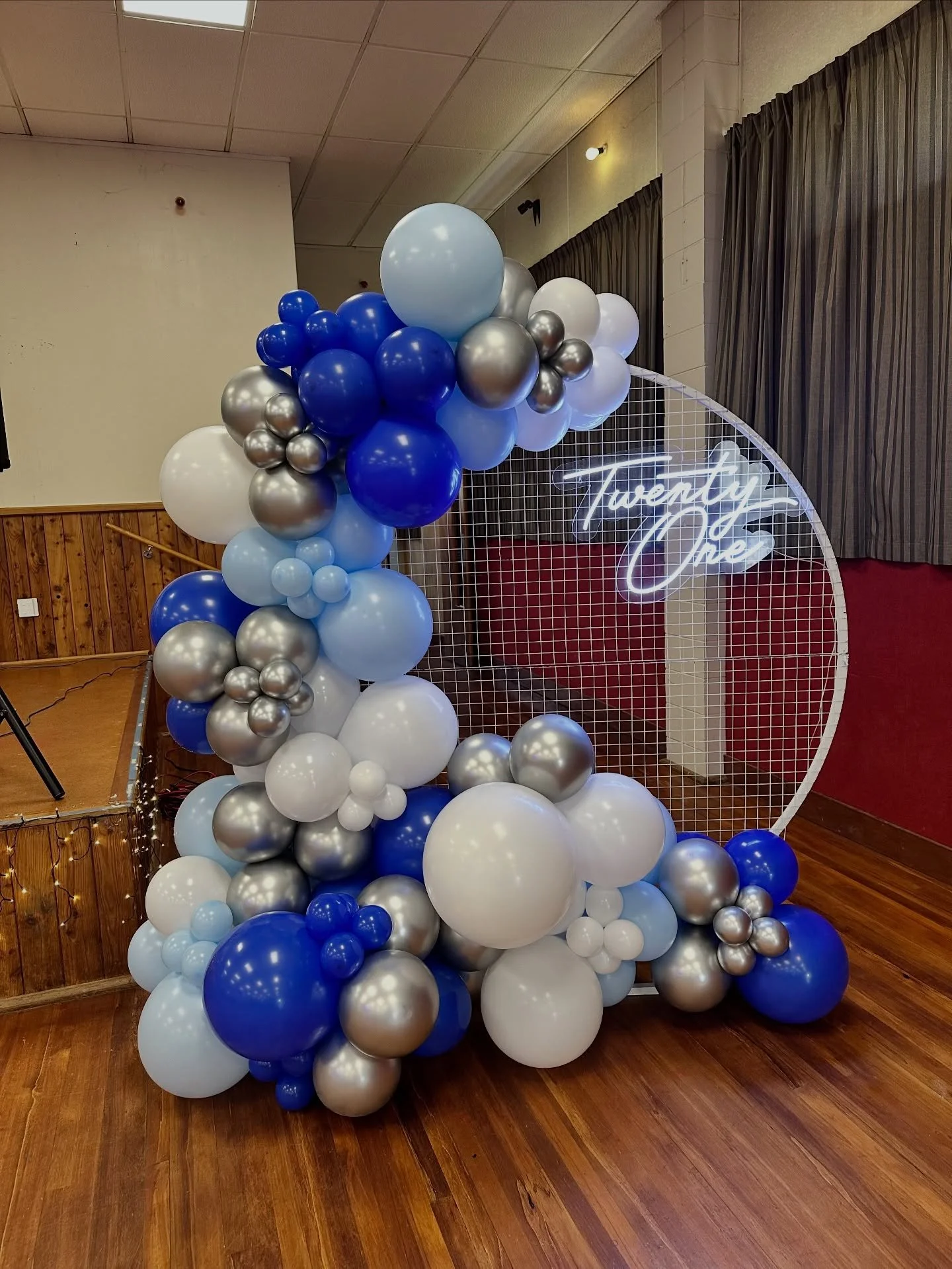 🌟 Luxe + Elevated 🥂

Celebrating 21 with a little glow, a little glam, and a whole lot of blue tones 💙✨
The perfect mix of white, pastel blue, royal blue and silver paired with a neon sign and our mesh frame = photo moment unlocked 📸

Make your m