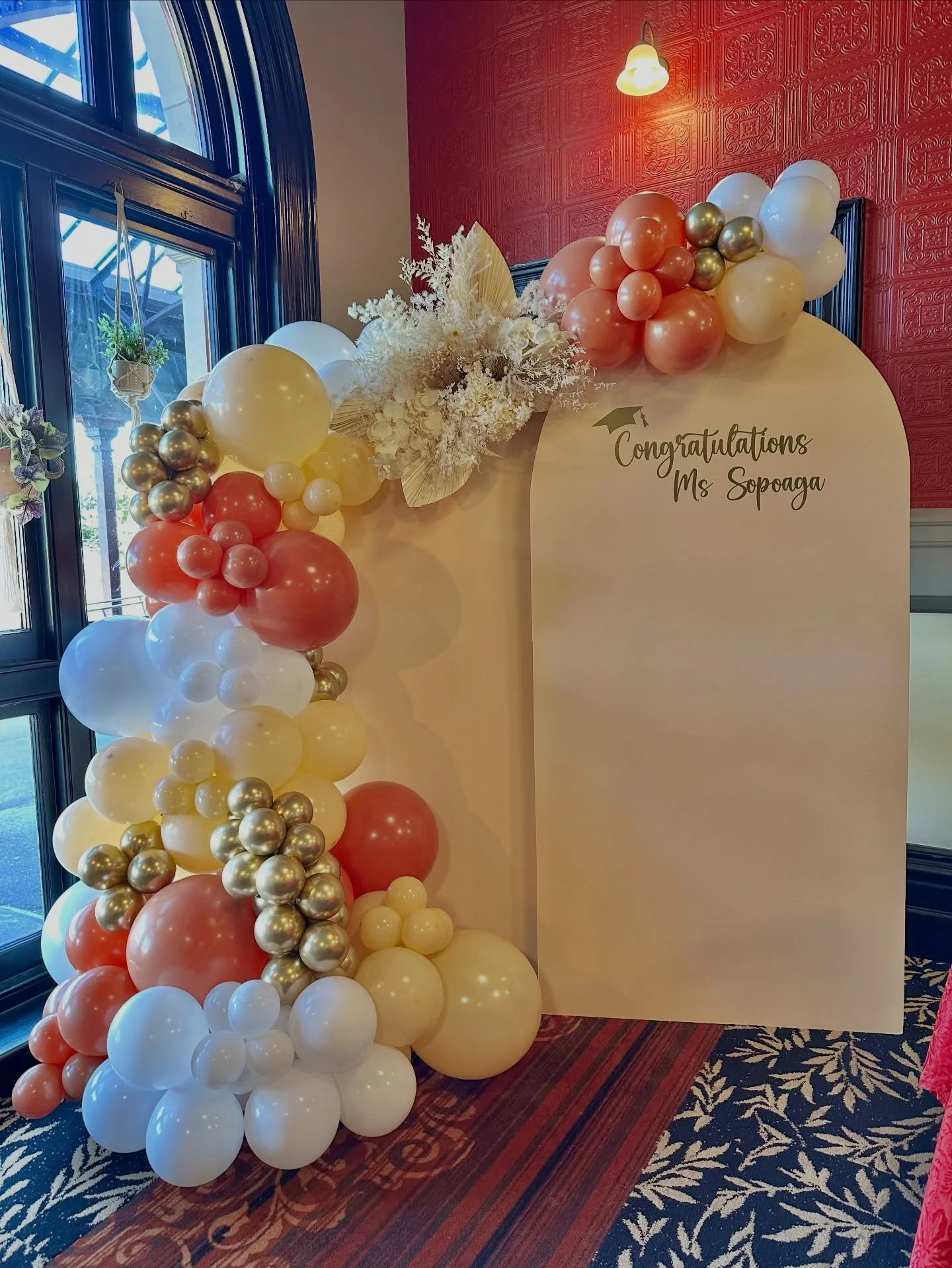 Graduation, but make it dreamy 🎓🤍

Blush-toned walls set the scene for this beautiful graduation celebration, styled with a dried floral arrangement and balloon accents in blush, white, burnt orange, and just a touch of gold ✨

Elegant and warm &md