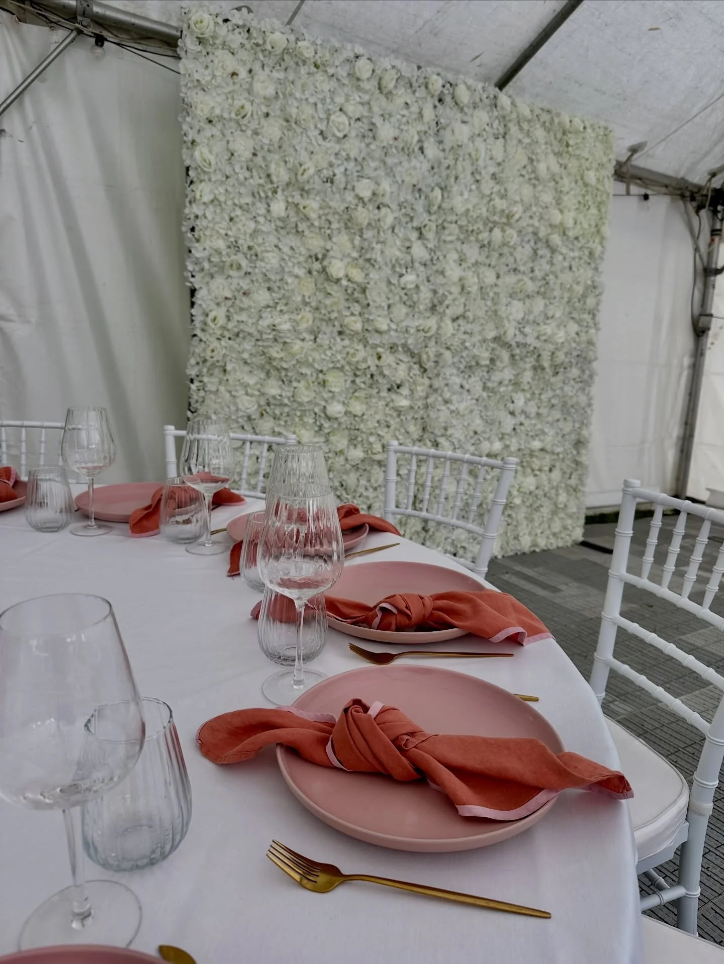 White flower wall, dressed to impress for the beautiful wedding of L &amp; W 🤍

What a stunning venue, and what a perfect day it turned out to be ☀️

Flower wall @mkt_party_hire 
Planning/coordination @nichollsandco.nz