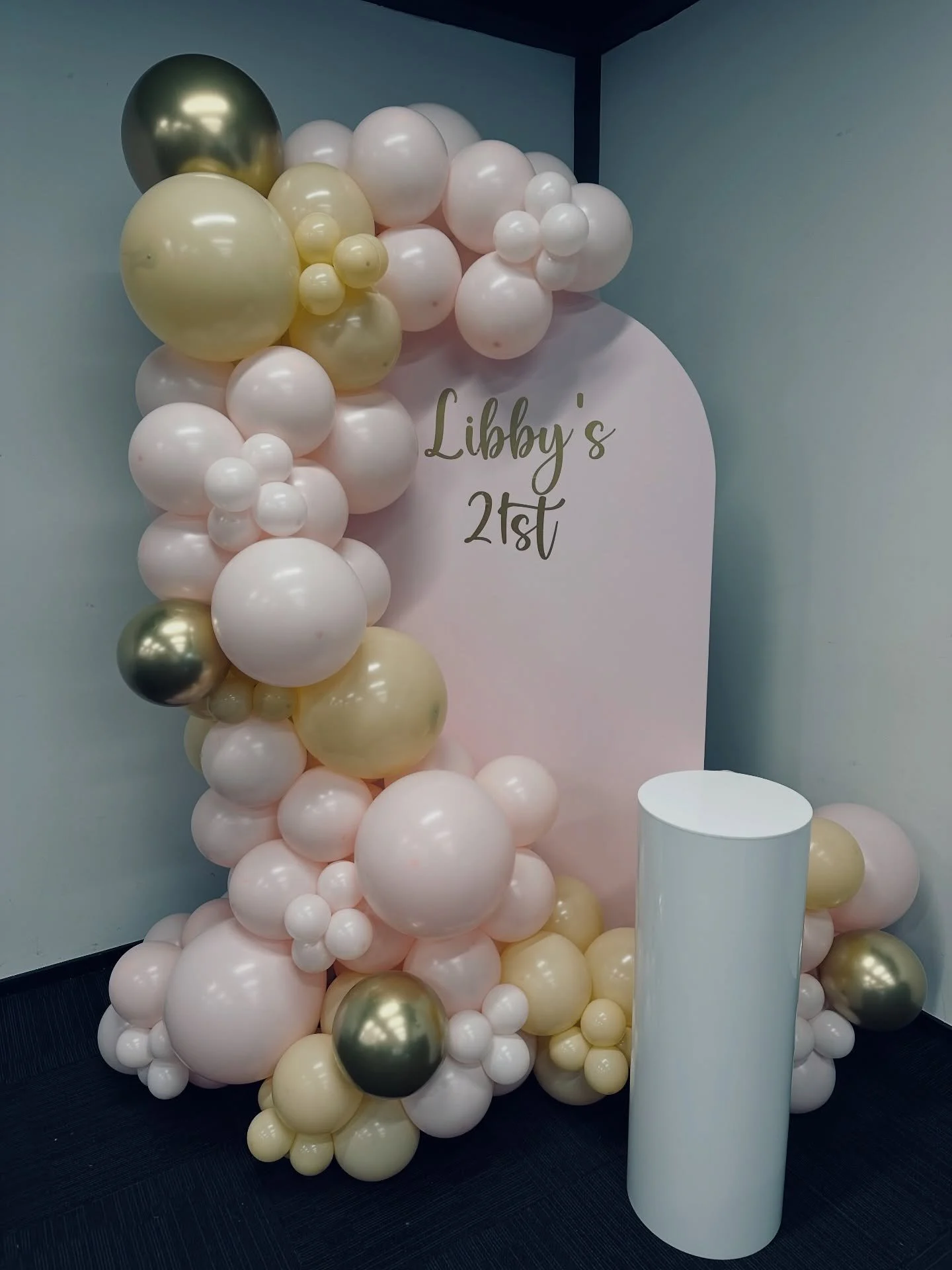 Pastel pink &amp; Blush tones + a touch of gold = timeless 21st magic ✨

Libby&rsquo;s 21st was all about soft pink hues, layered balloon textures, and that gorgeous gold statement against a dreamy backdrop 💕 The white plinth added the perfect finis
