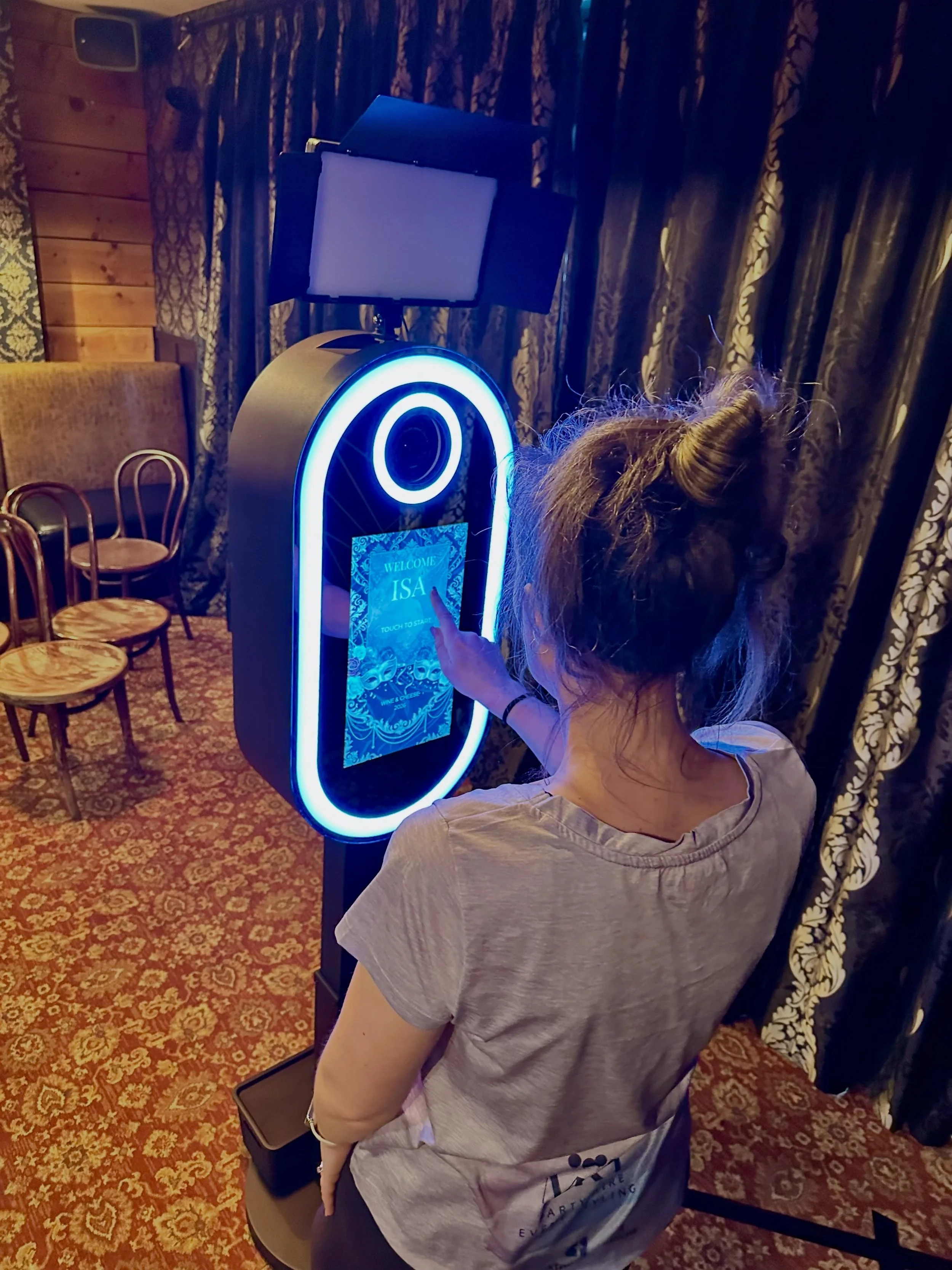 ✨ She&rsquo;s slick. She&rsquo;s stylish. She&rsquo;s a Glam Booth. ✨

This gorgeous piece of Photo Booth perfection had only been with us for ONE WEEK before she was out strutting her stuff on the streets of Dunedin! 💃📸

Her first outing was an ab