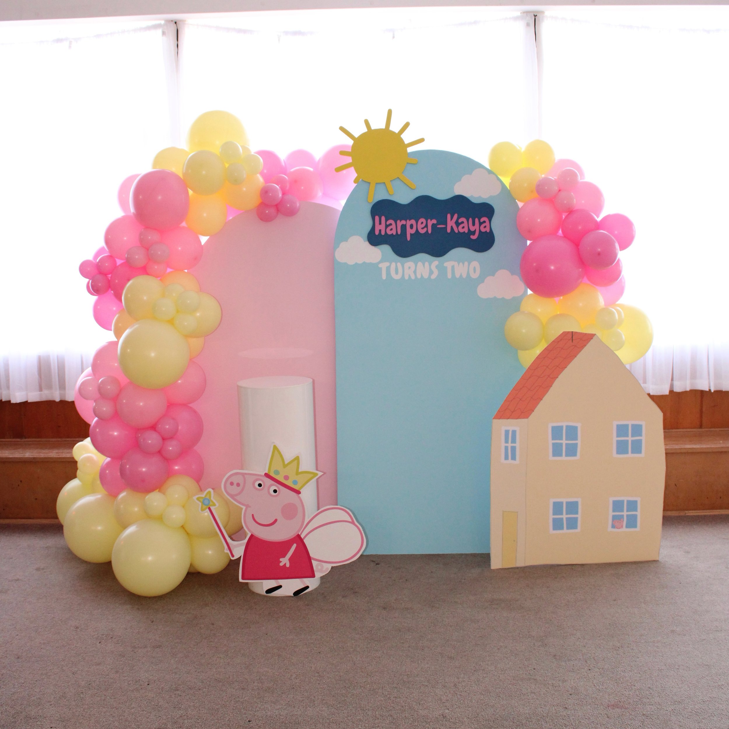 🌈 HOORAY, IT&rsquo;S HARPER-KAYA&rsquo;S BIRTHDAY! 🎉💕

No muddy puddles in sight with this clean, crisp and oh-so-pretty birthday display! ☀️

This one was extra exciting to put together. Watching each layer of the concept come to life &mdash; fro