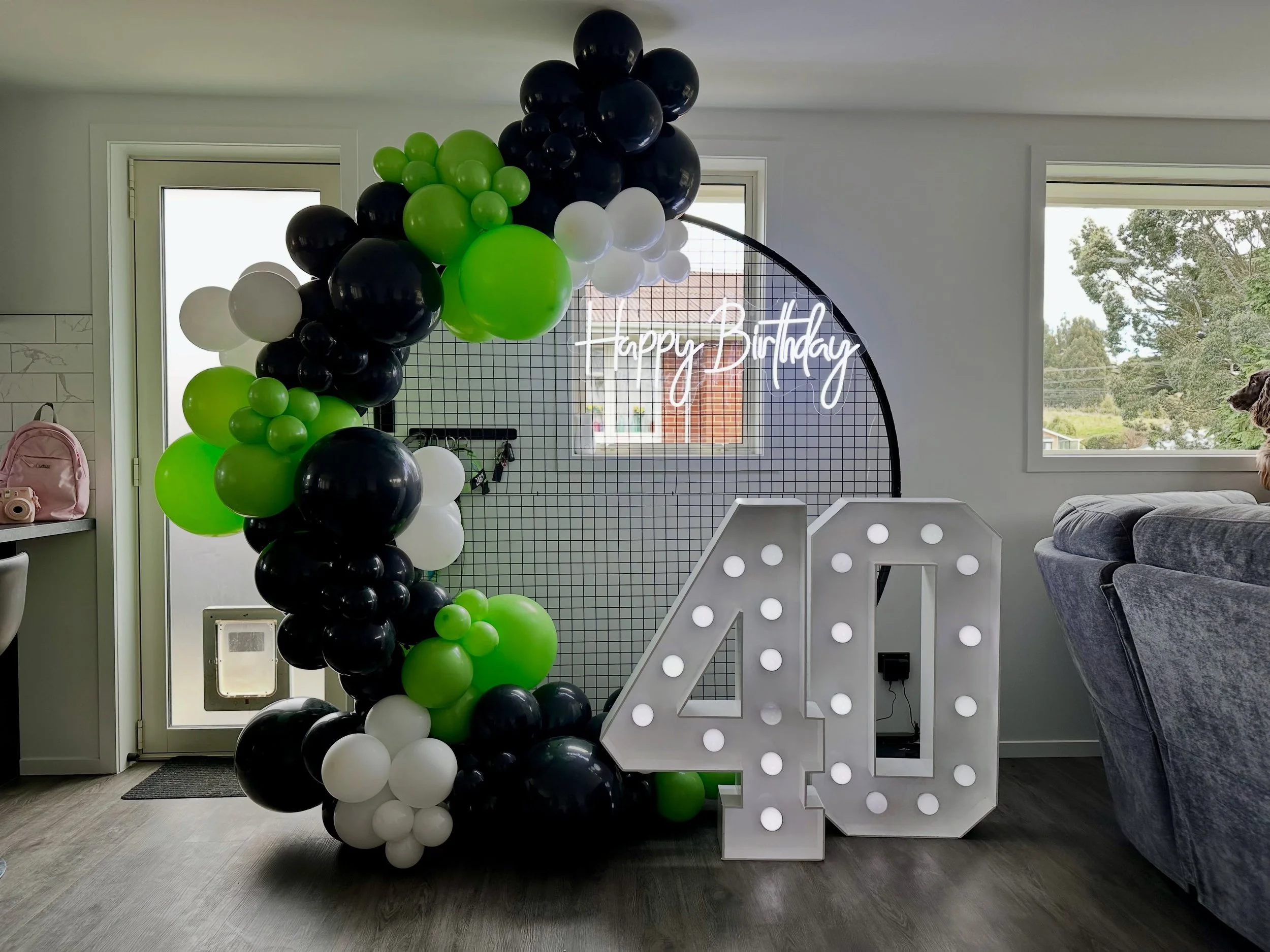 🖤🤍💚 FORTY VIBES! 💚🤍🖤

Black, white &amp; lime green balloons setting the scene, finished off with a statement neon light and our marquee 40 number lights &mdash; because every celebration definitely deserves to make a statement! 🎉

A bold litt