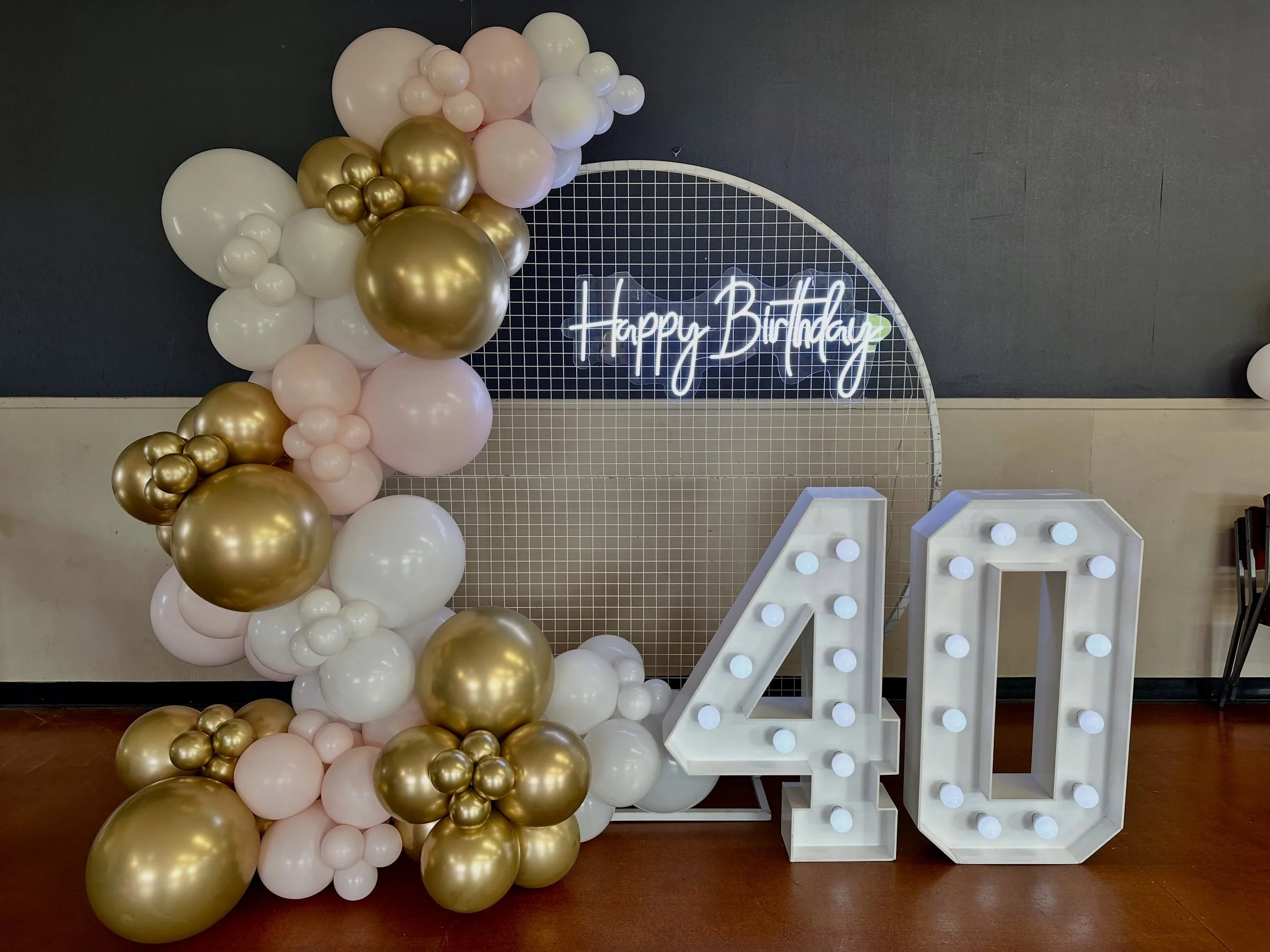 ✨ 40TH BIRTHDAY GLAM ✨

Gold, pastel pink &amp; white&hellip; because turning 40 deserves a whole lot of GLAM! 🩷🤍✨

This celebration was all about those gorgeous milestone-birthday details, with marquee number lights and a neon light bringing the w