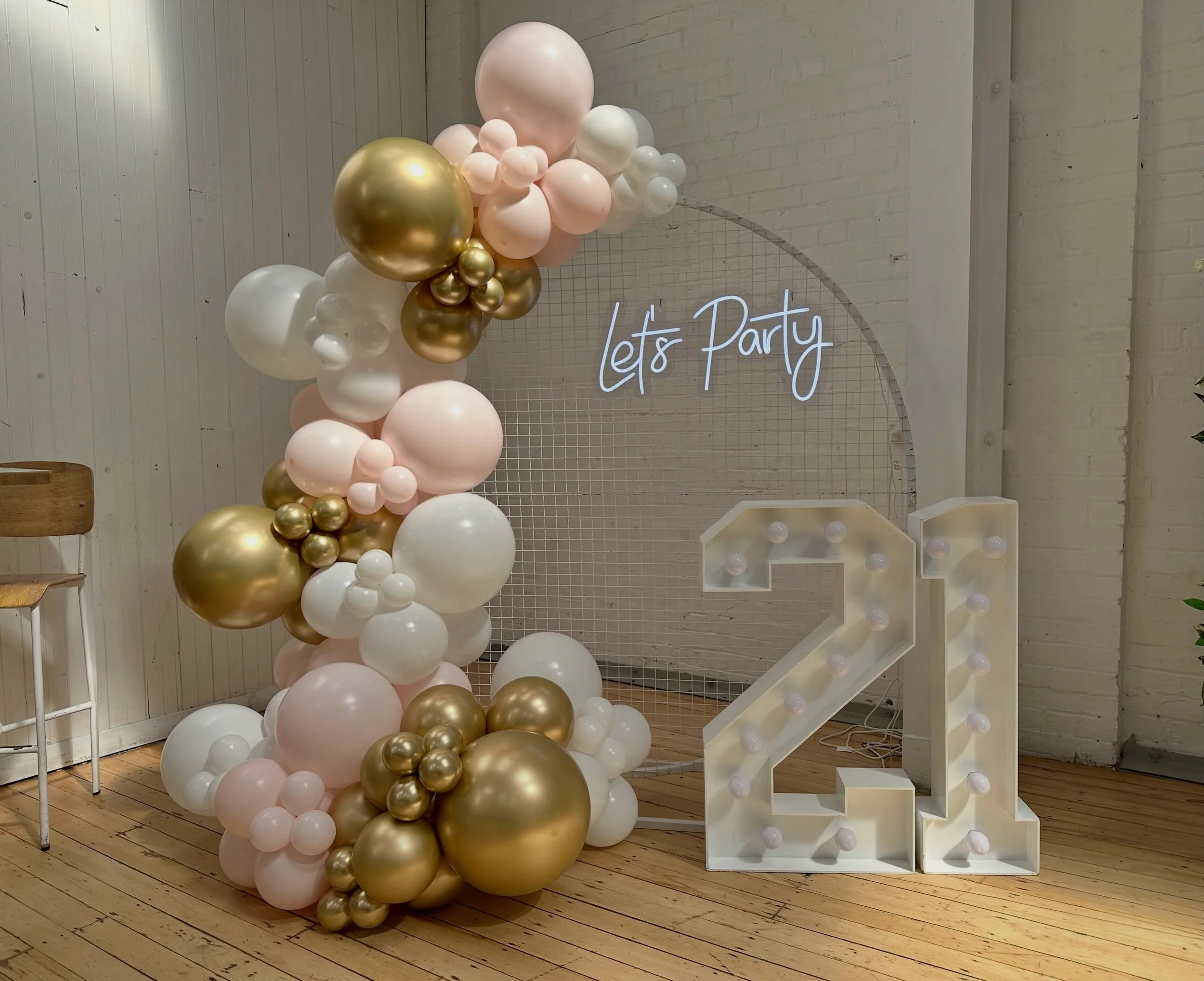 ✨🤍 LIGHTING THE WAY TO 21! 🤍✨

The ever-popular pastel pink, white and gold balloon combo! 💗🤍✨ No surprises there &mdash; it&rsquo;s a true stunner and for good reason!

Paired with our crisp, cool-white marquee 21 number lights, this setup is lo