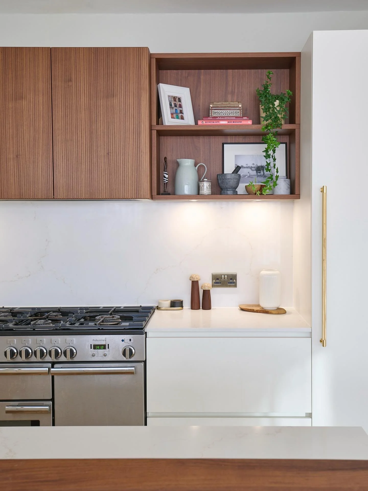 Modern Minimalism Meets Warmth 🤎 A Sleek White Kitchen With Brass Accents, Natural Wood Tones &amp; Clean Lines

#kitchen #kitchendesign #interiordesign #homedecor #home #food #design #cooking #interior #kitchendecor #bathroom #chef #foodie #homedes