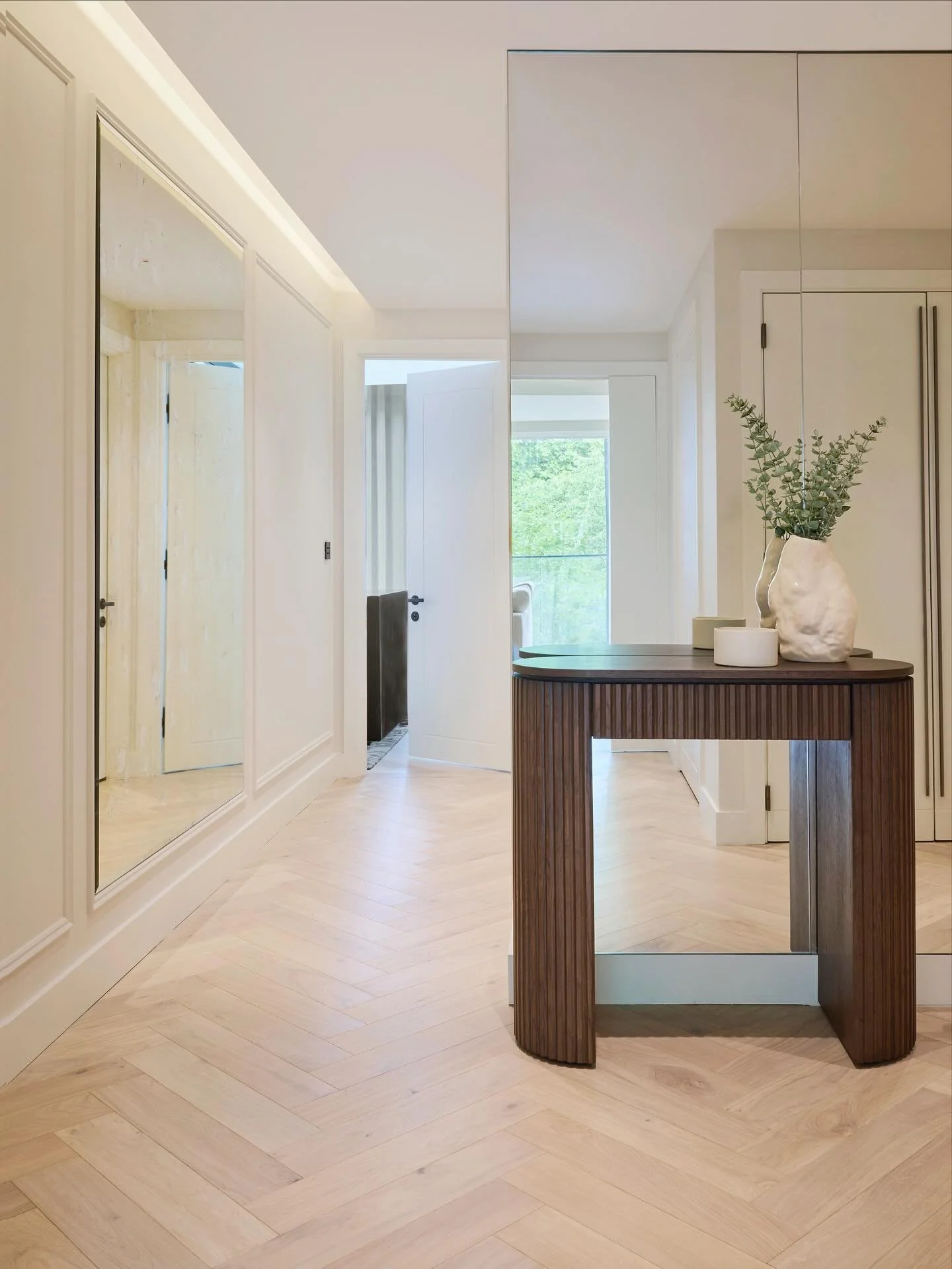 New energy. New entryway✨ 

Loving this bright transformation featuring beautiful herringbone flooring from @havwoods, paired with a mottled mirror from @saligodesign and the Reeded console table from @restorationhardwarenashville 🤍

#rhengland #ayn