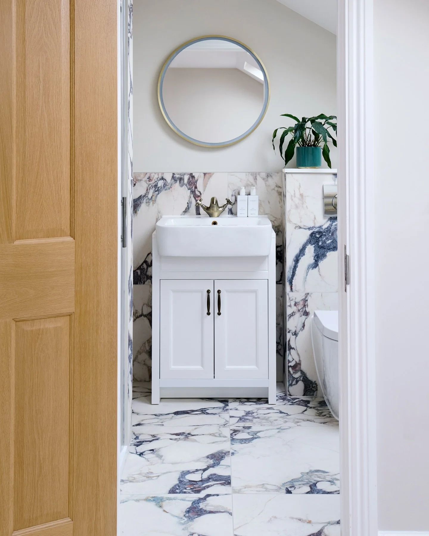 Violetta Nouveau meets Brushed Brass✨ @mandarinstoneofficial 

#bathroom #bathroomdesign #interiordesign #design #bathroomdecor #kitchen #homedecor #home #interior #shower #renovation #architecture #bath #bathroomremodel #homedesign #bathroominspo #b