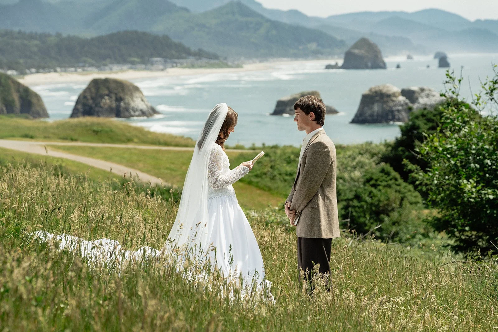 cannon-beach-elopement-photographer-12.jpg
