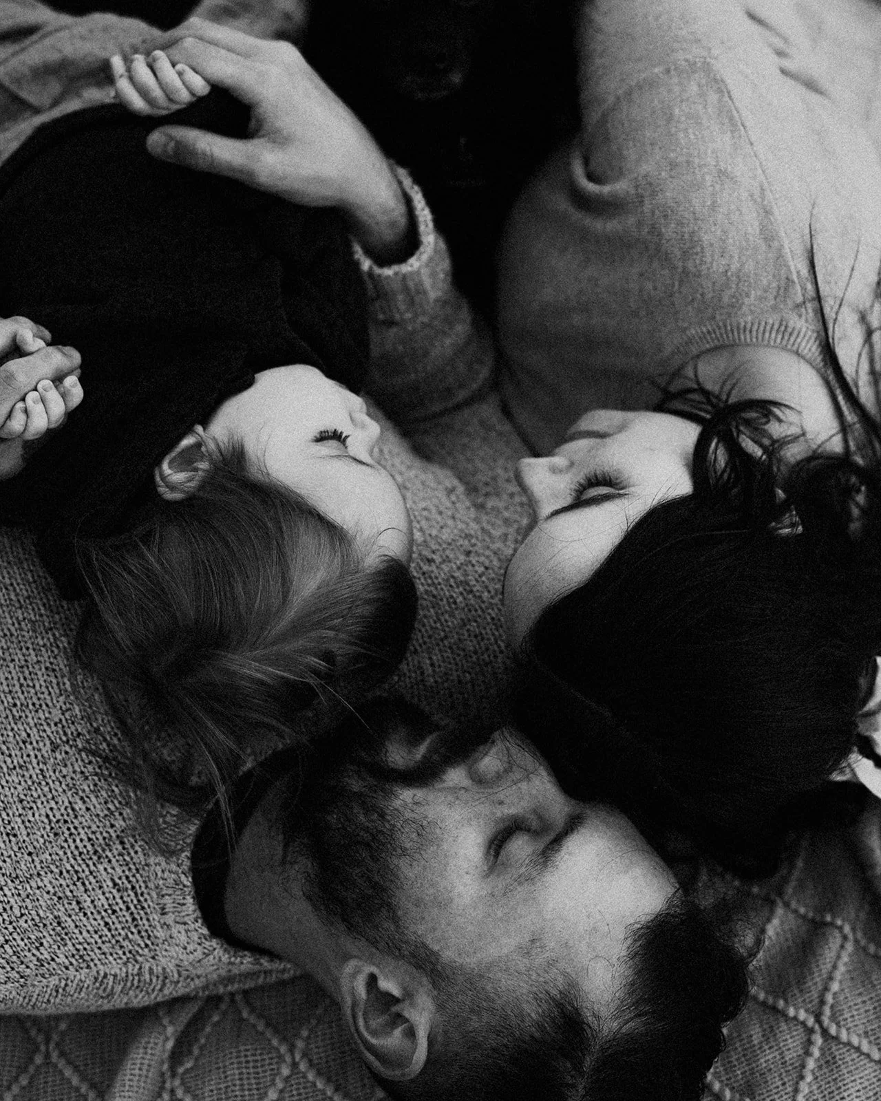 Southern California family photographer captures family snuggling on the Palos verdes estates cliffs in California.