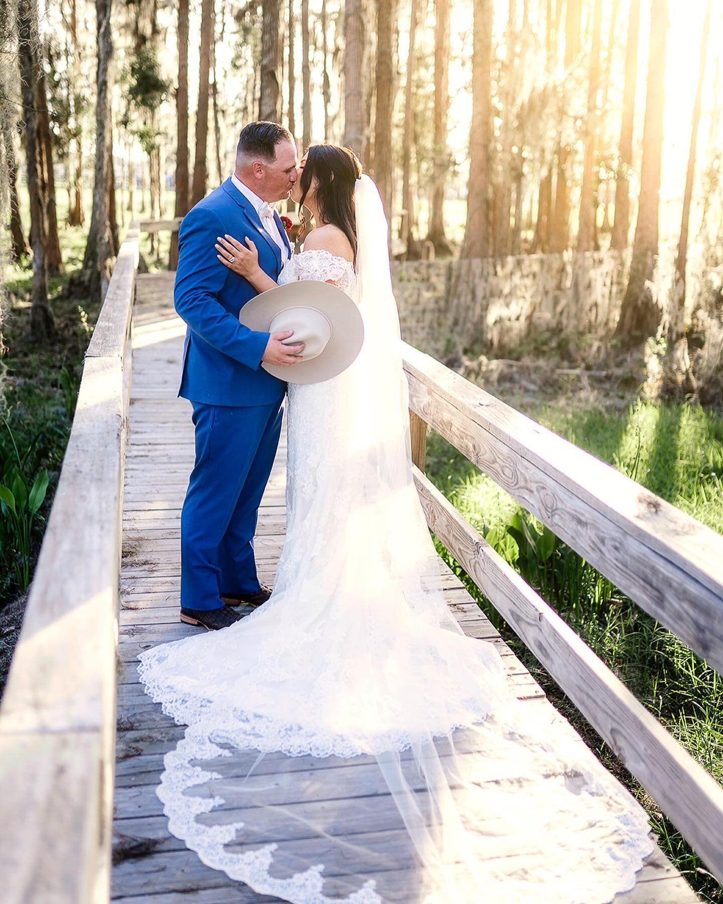 &ldquo;There's a want and there's a need
There's a history between
Girls like her and guys like me
Cowboys and angels&rdquo;
.
.
.
.
. @_ashley_smithh_ @lovelockranch @crowneventsent 
📸 @cliffbrownmusic 
#floridawedding #weddingphotographer #sonyalp