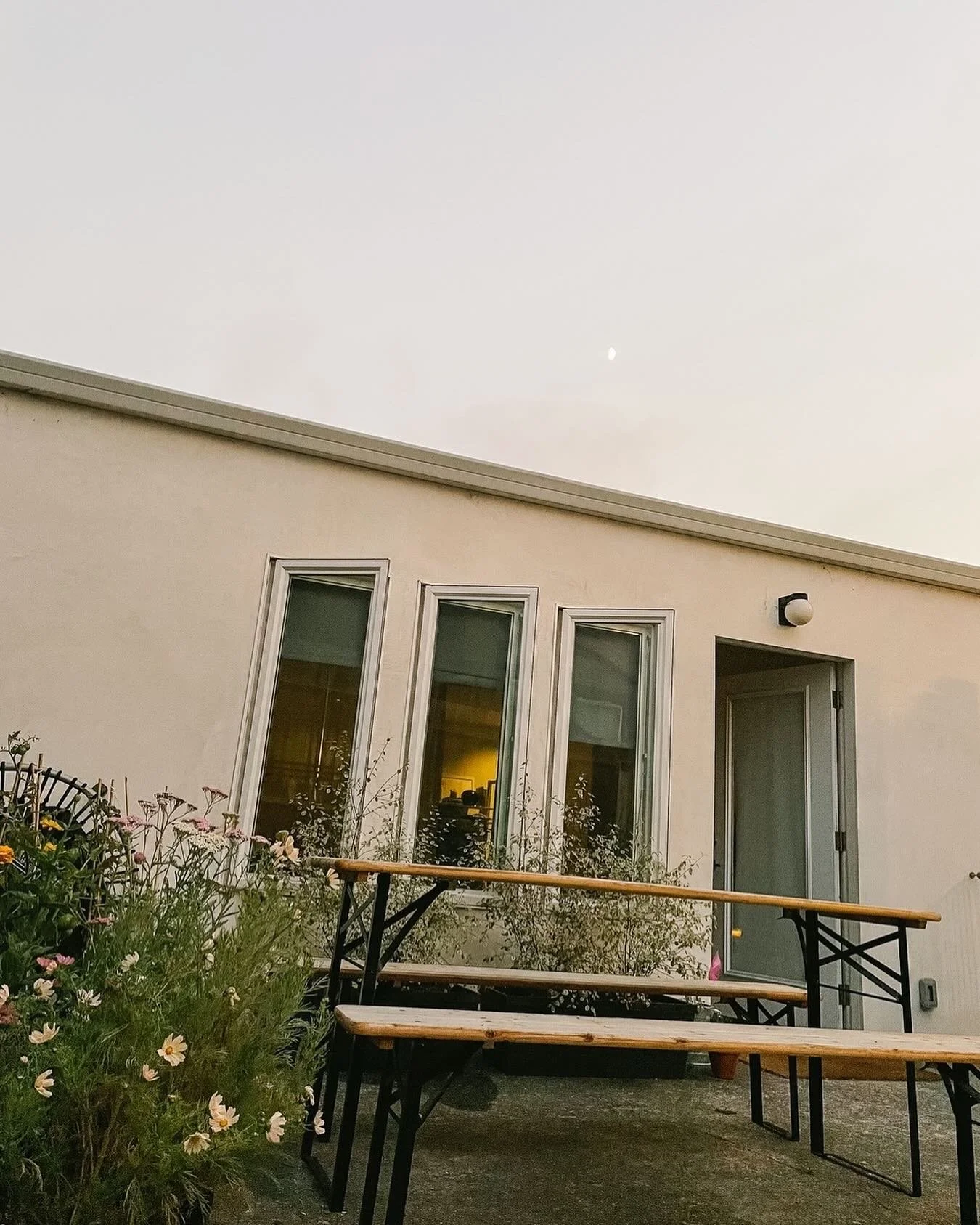 Why would you build an ADU?
⠀⠀⠀⠀⠀⠀⠀⠀⠀
An ADU, or accessory dwelling unit, is a distinct space, separate from your main house and either entirely detached or with its own entrance. That division gives you additional square footage with a lot of flexib