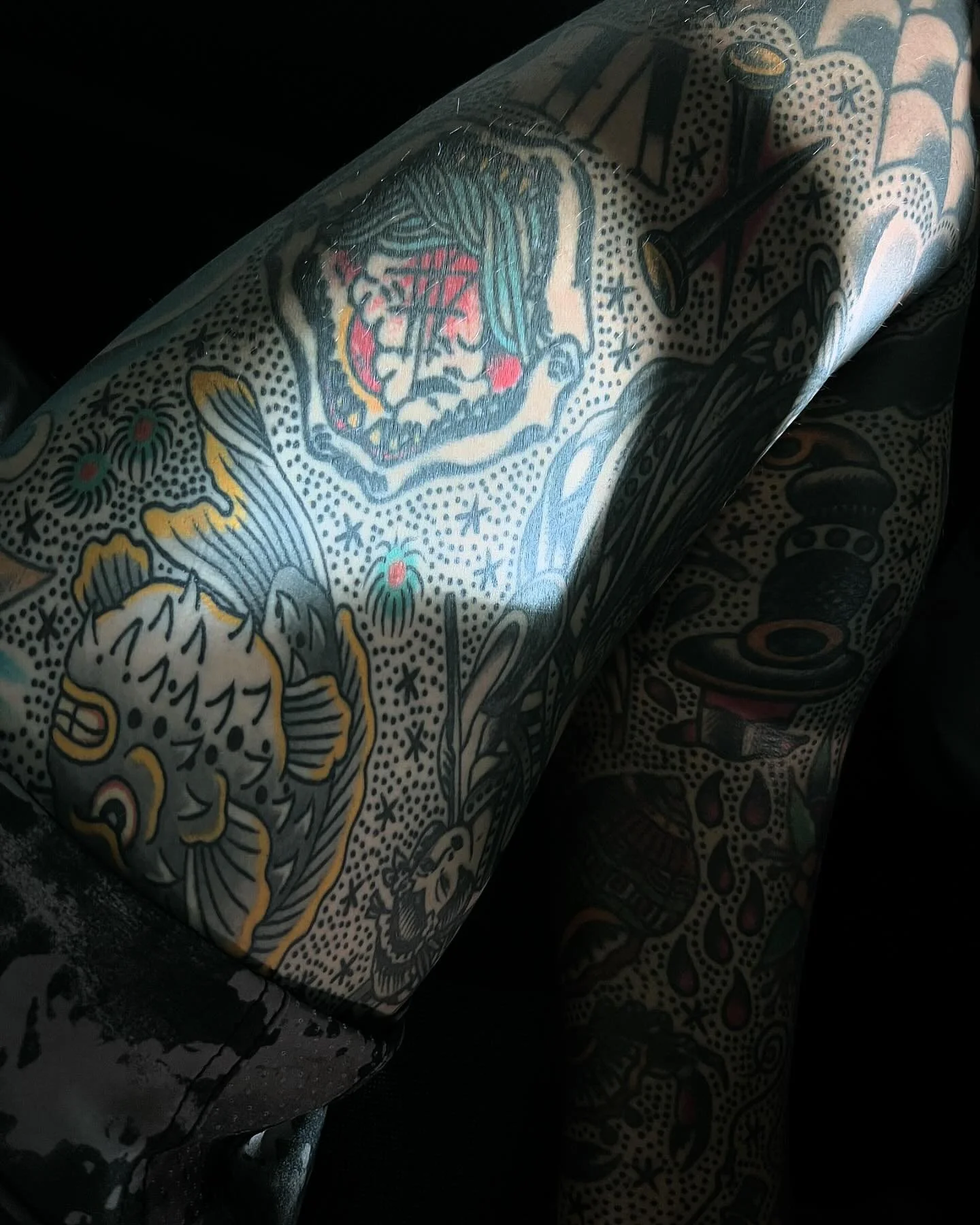 Evening light&hellip;.
Finesse. 

#tattoos #bodysuit #light #ultralegs