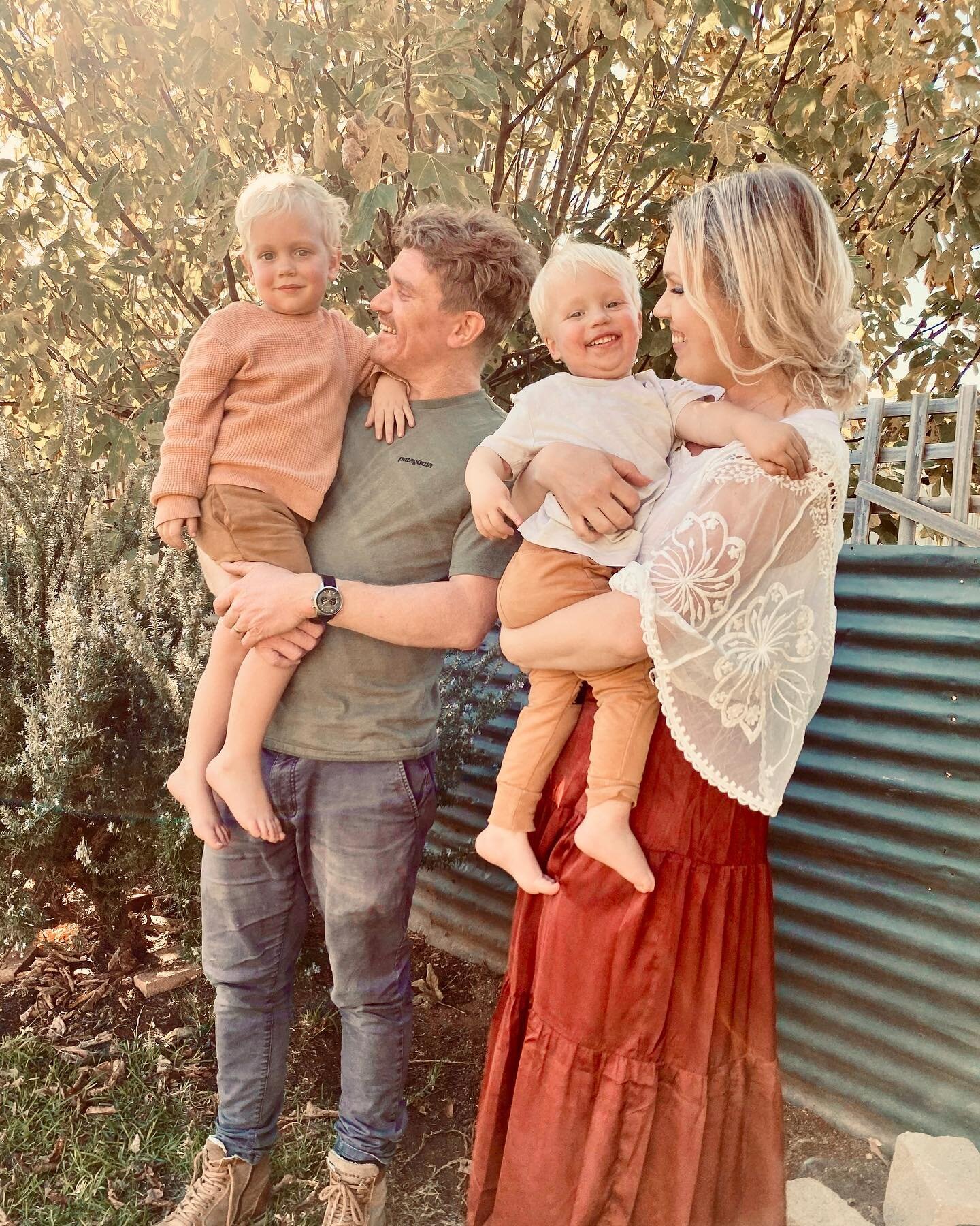 Happy Mother&rsquo;s Day to all the mothers out there! 🧡 

Here is our attempt of an iPhone family photo&hellip;🙈