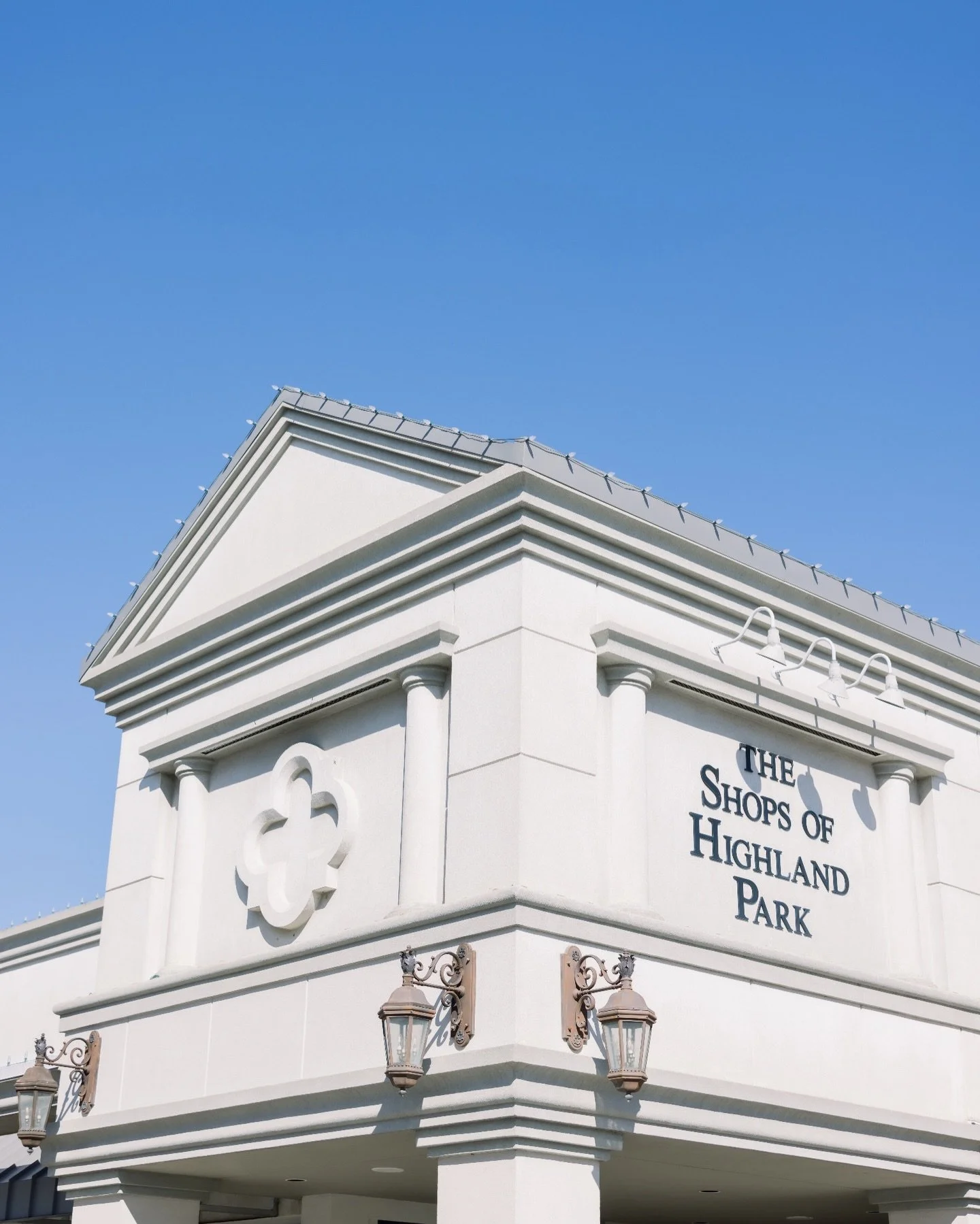 Retail is kind of our thing.
⠀⠀⠀⠀⠀⠀⠀⠀⠀
We love partnering with retail centers across the country to bring their centers to life through social and digital marketing. Capturing exterior moments, storefronts, merchandise, and the everyday activity that