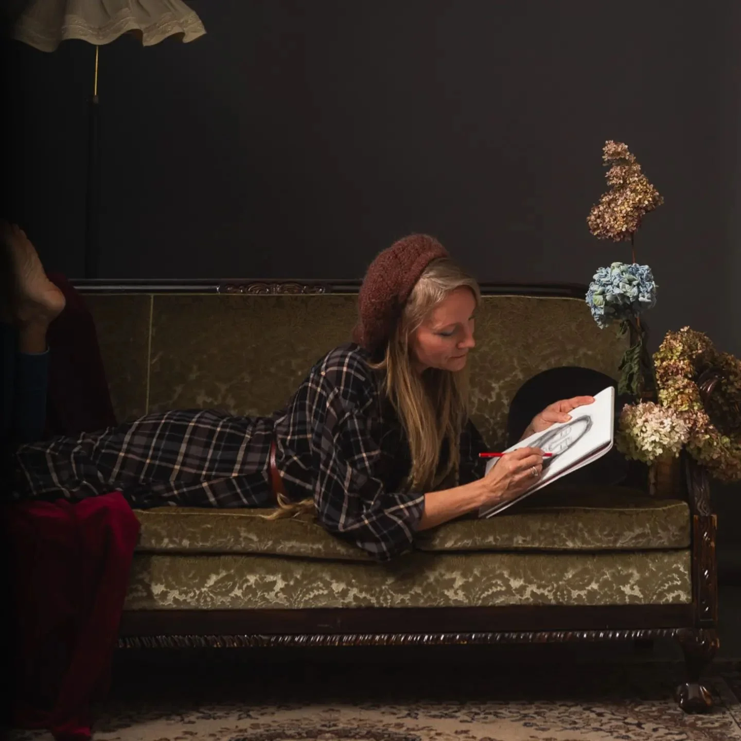 This is me, Karoliina. A forty years old mother, an artist, a photographer, a lover, a goddess. Since I was a child, I have been drawing and realizing myself with various craft techniques. As a child, I remember taking a clay course, a porcelain pain