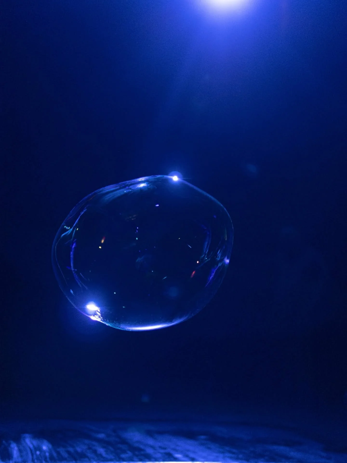 Matka Jääkuvien ja kollektiivin kanssa on ollut hyvin mielenkiintoinen tutkimusmatka niin omaan mieleen ja kehoon kuin kollektiivin ryhmäytymiseen, kommunikaatioon ja kokemukseen vaivattomasti soljuvasta yhdessä tekemisestä.