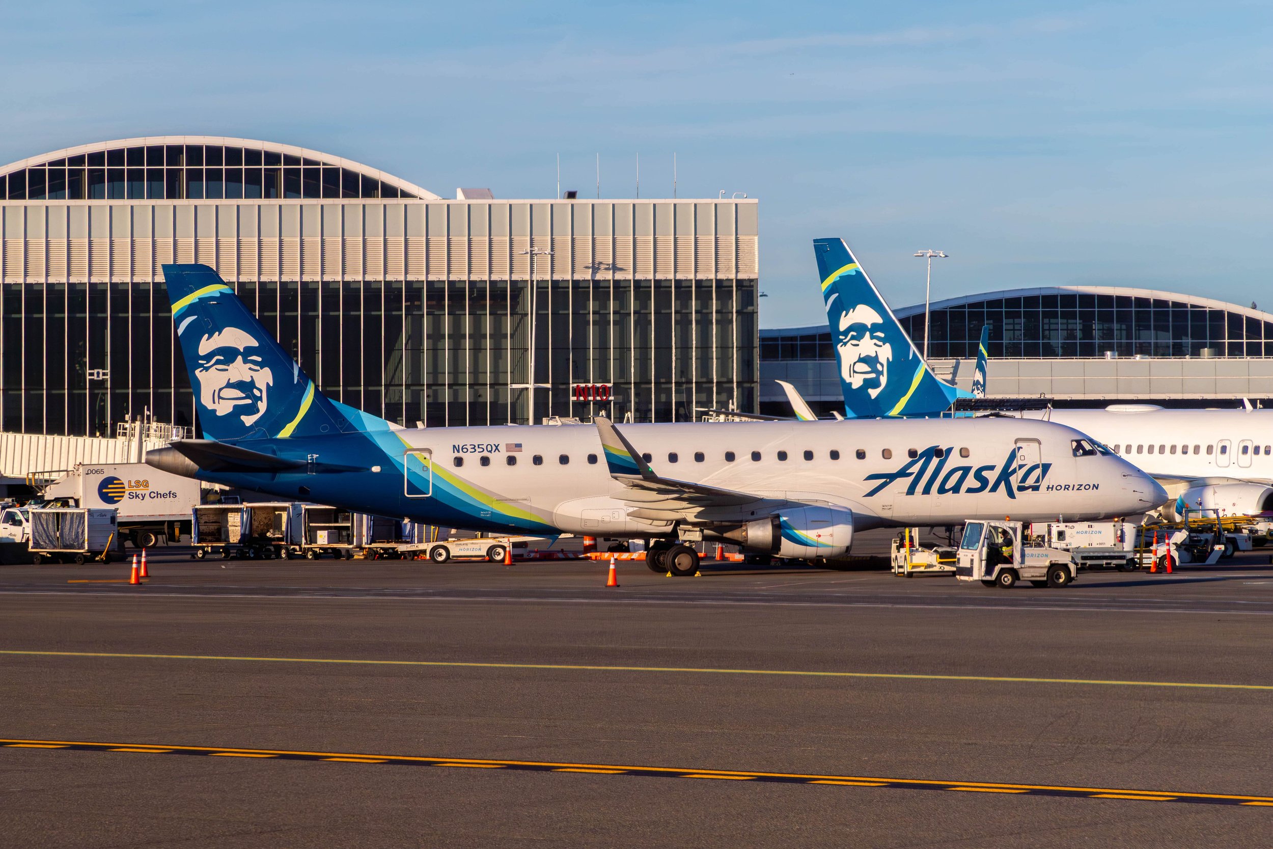 N635QX AS-QX E175 SEA Parked 4-17-25-min.jpg