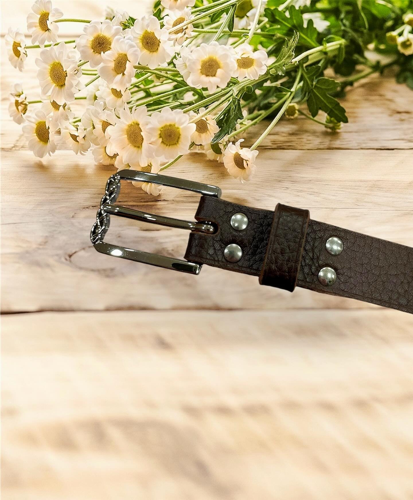 Jolie ceinture en taurillon marron chocolat , volontairement souple pour un meilleur confort 🤎

Boucle et Cuir GROGRAIN @deco_cuir 

#lexemplaire #atelierlexemplaire #ceinture #ceinturesurmesure #ideecadeau #cadeaunoel #no&euml;l #s&ucirc;rmesure