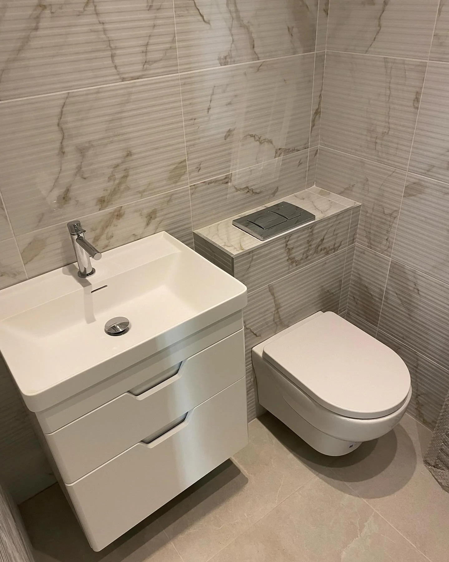 Swipe left to see what it looked like before. 😱🫣
@sonasbathrooms 
@tubsandtiles 
@cj_residential