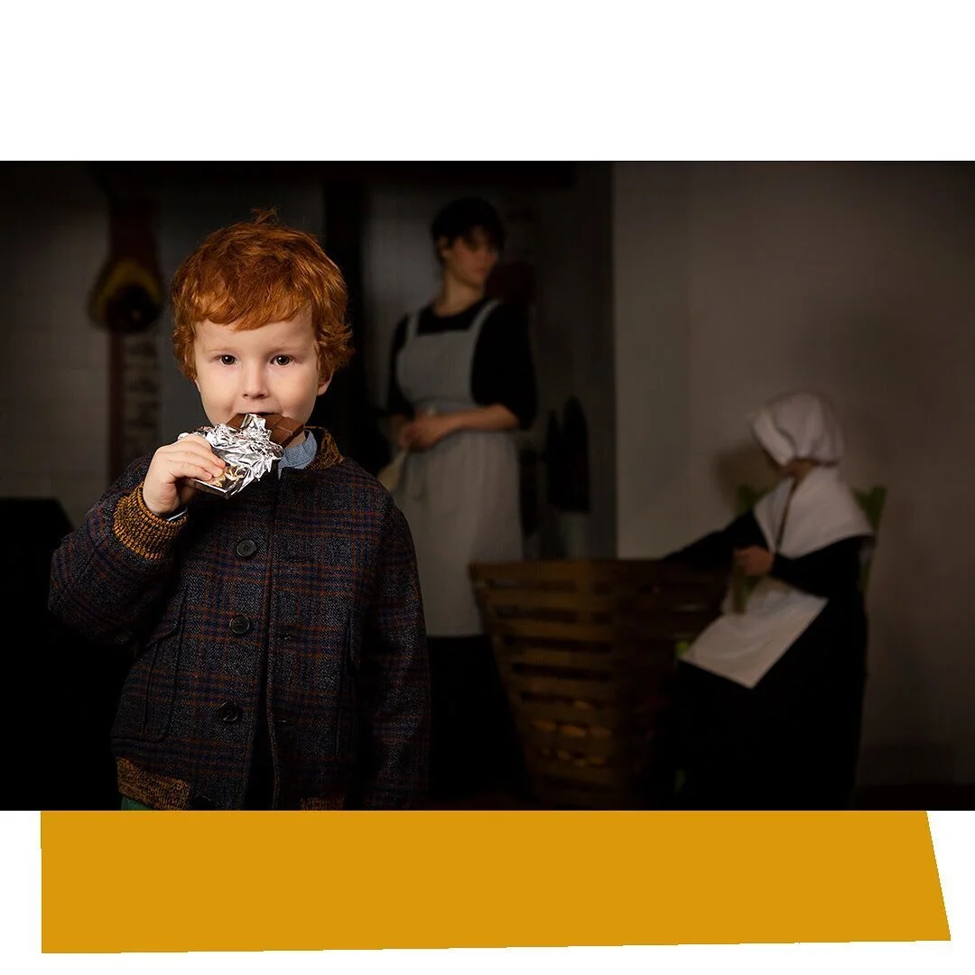 Wij waren wees, wie ben jij?⁠
⁠
Met dit thema fotografeerde ik voor het Elisabeth Weeshuismuseum in Culemborg verschillende kinderen. Bijvoorbeeld snoepend van een chocoladereep, terwijl de weeskinderen helpen met aardappelen schillen en voor hen fru