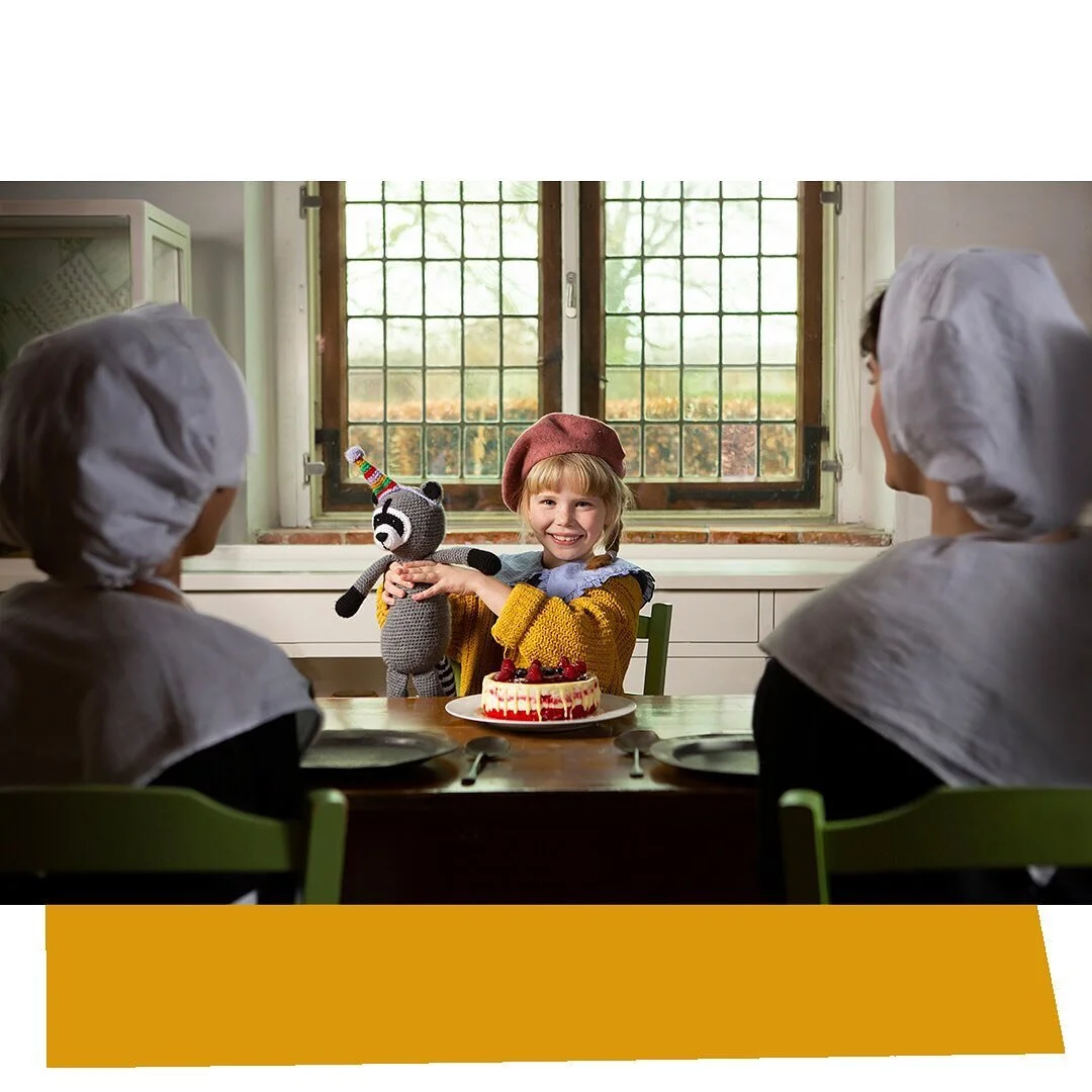 Wij waren wees, wie ben jij?⁠⁠
⁠⁠
Met dit thema fotografeerde ik voor het Elisabeth Weeshuismuseum in Culemborg verschillende kinderen. Bijvoorbeeld met een verjaardagstaart, terwijl de weeskinderen meestal bonen aten, met meerderen van &eacute;&eacu