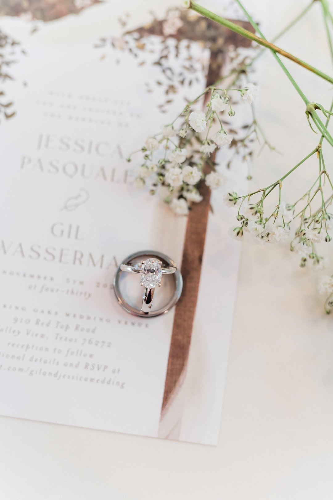 A new trend I am honestly thrilled to see if the use of Baby's Breath!

I feel like it had the mason jar and barn connotation for SO long, but times are changing! 
I've seen so many incredible ways that couples have been using Baby's Breath to elevat
