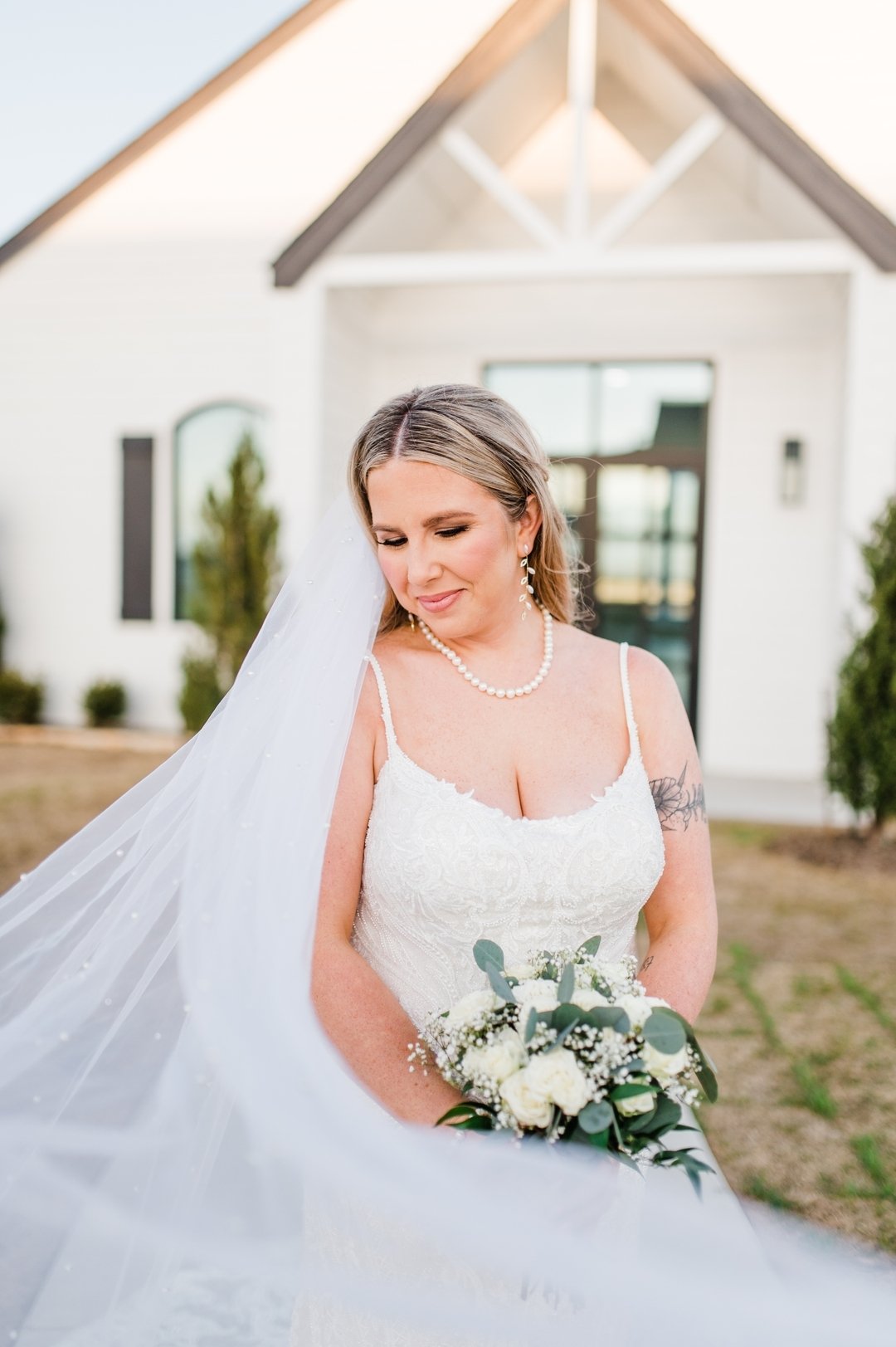 Spilling the tea today about all things veils!

We LOVE a good veil! It's the pizazz we love with the dainty class a bride deserves.

Does the length of a veil matter? 
Yes and no.
For photos, we LOVE the longer veils (anything past finger tip length