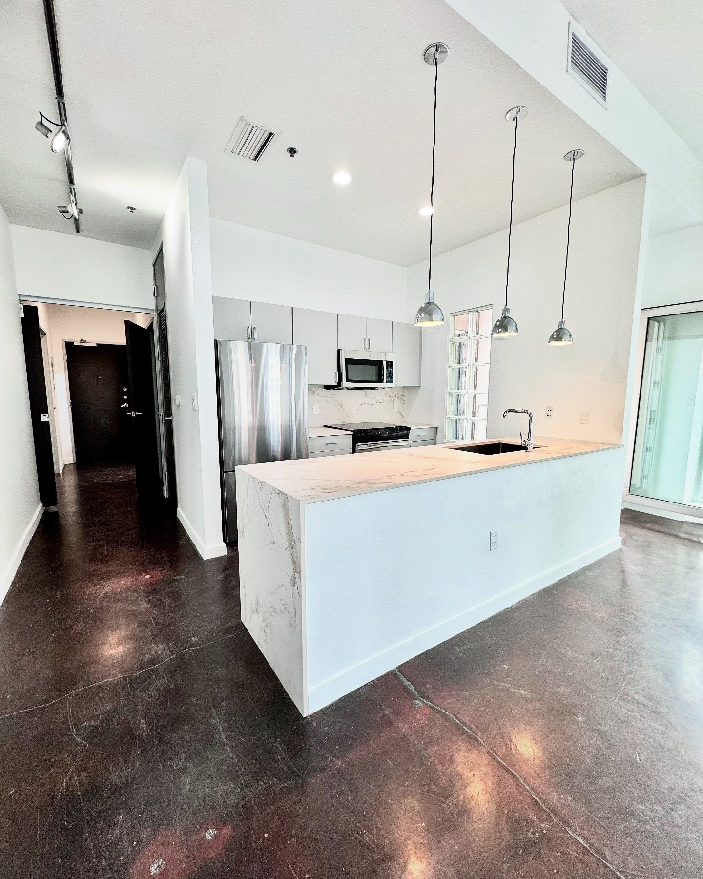 Get up to 4 weeks FREE! 🤑

🔹 Studio- $1,369
🔹1/1- $1,562
🔹 2/2- $1,995

📍 Downtown Dallas

AMENITIES 
✔️ resort-style pool
✔️ cabana bar and grill
✔️ sky lounge 
✔️ fitness room
✔️ wine-tasting room
✔️ internet caf&eacute;
✔️ dog run
✔️ freight 