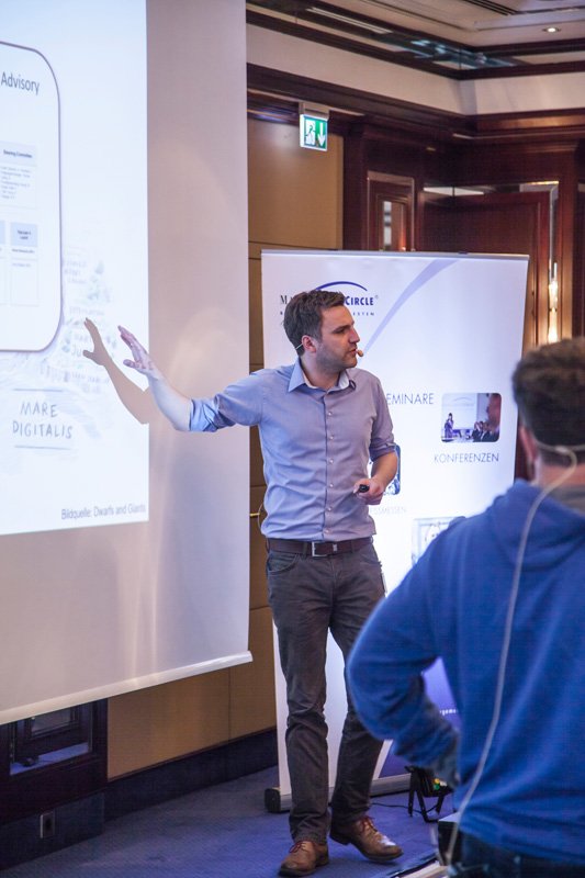 Robert Harms leitet einen Workshop.