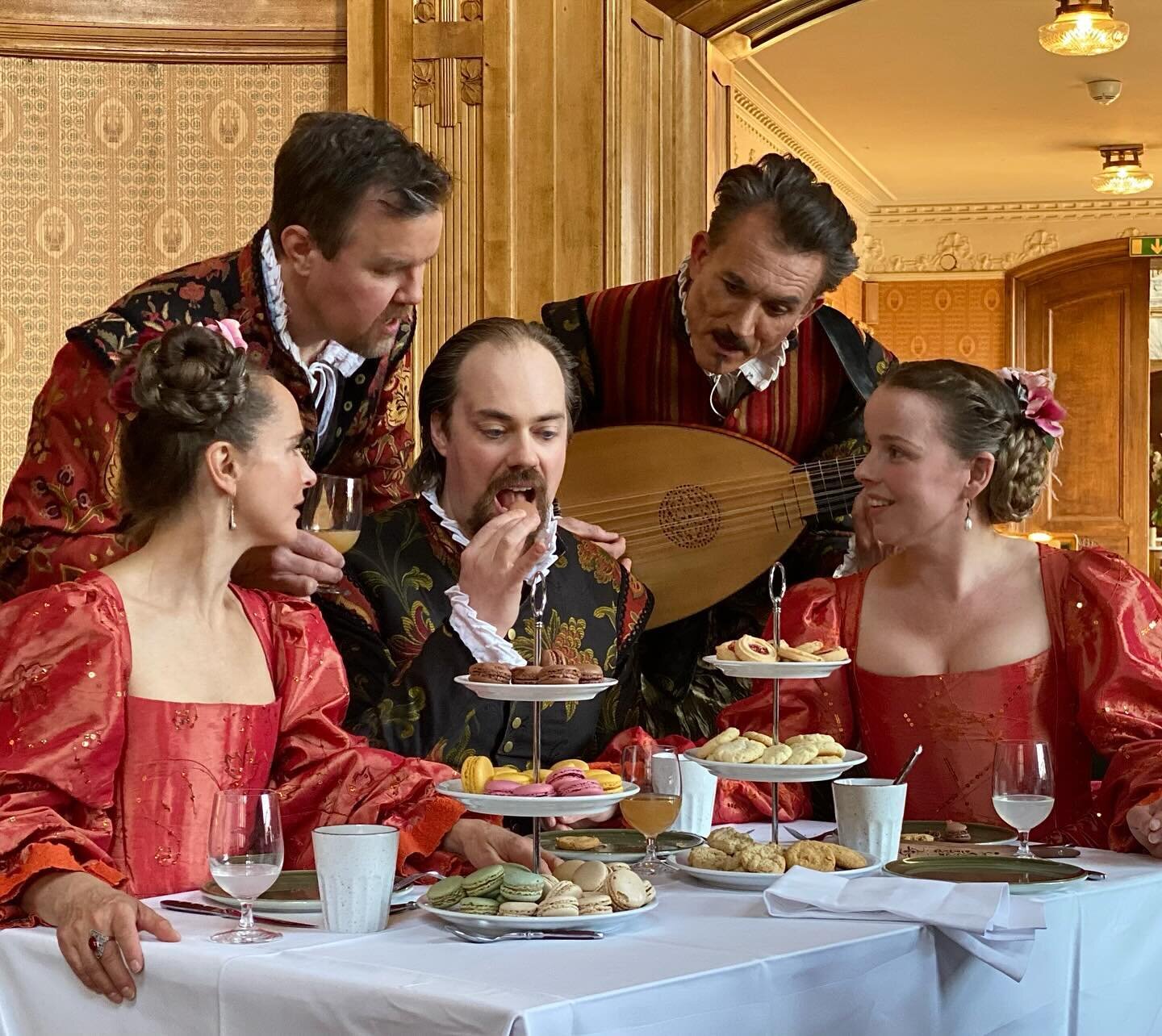 Nu p&aring; s&ouml;ndag &auml;r det premi&auml;r f&ouml;r v&aring;ra Afternoon Tea Concerts som kommer att h&aring;llas i Paulikafeet p&aring; Dramaten tillsammans med @dramatenrestaurangerna  Det serveras snittar, scones, bakverk och musik. @sibylla