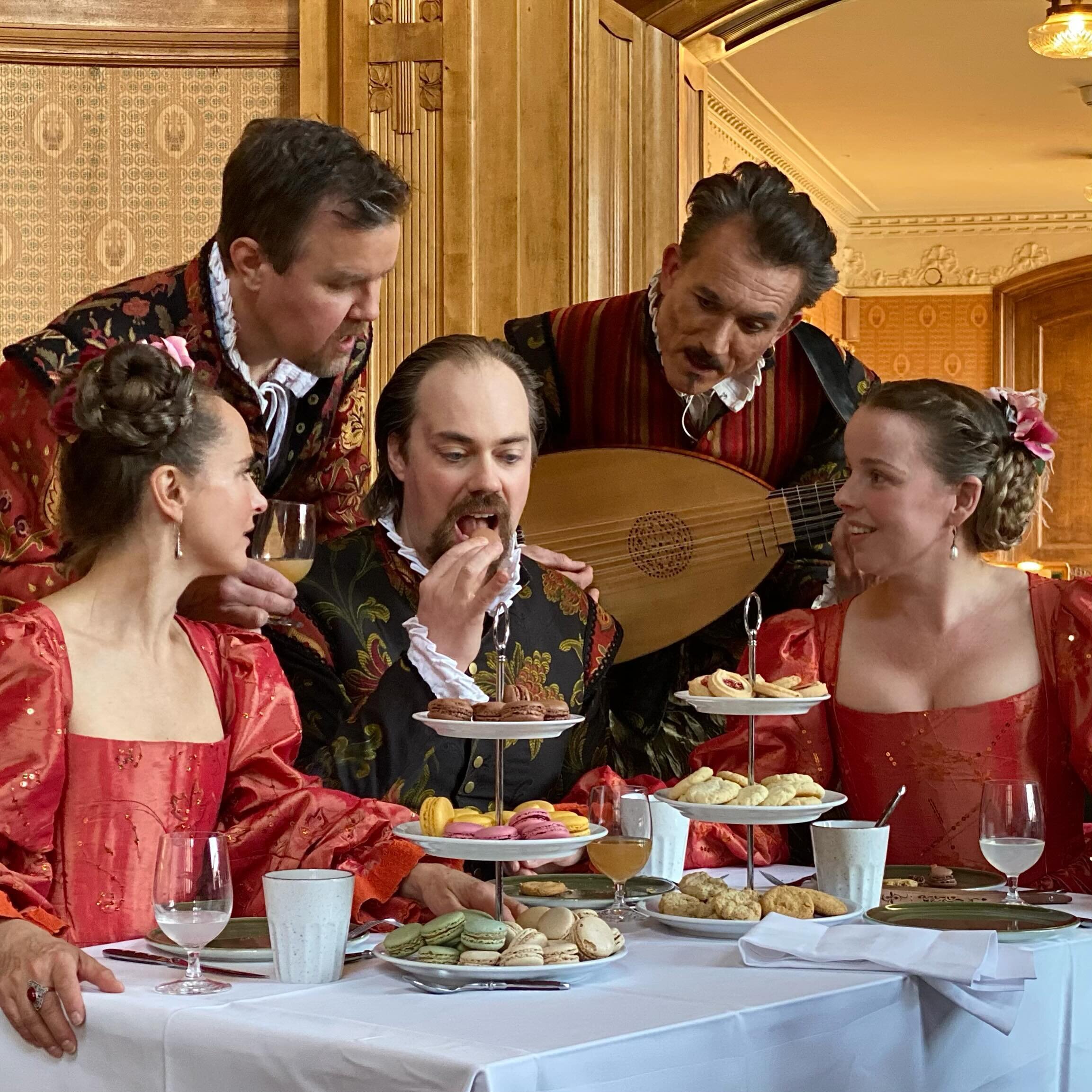 Sista s&ouml;ndagen i v&aring;r f&ouml;r v&aring;ra popul&auml;ra Afternoon Tea Concerts blir s&ouml;ndagen 14 april! 🎶🫖🍰 V&auml;lkommen till en f&ouml;rtrollande eftermiddag i Dramatens vackra Paulicaf&eacute;! H&auml;r bjuds du in till en upplev