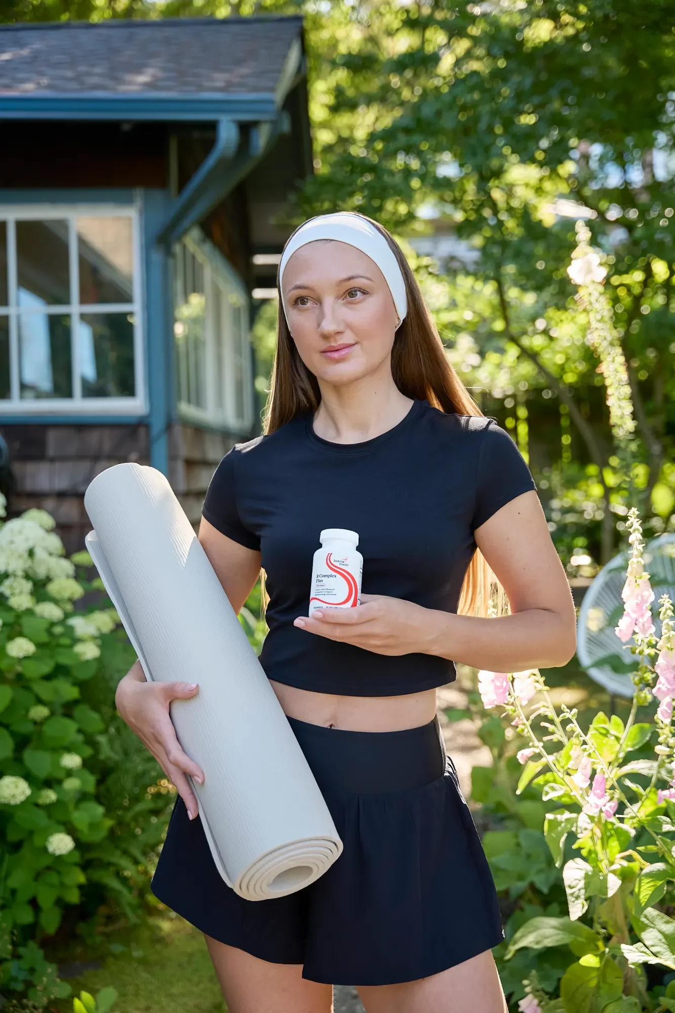 Seattle high-end wellness product photography of vitamins held by female model to highlight premium ingredients and lifestyle branding. Ideal for beauty, skincare, and wellness brands seeking clean, editorial visual content for e-commerce, campaigns,