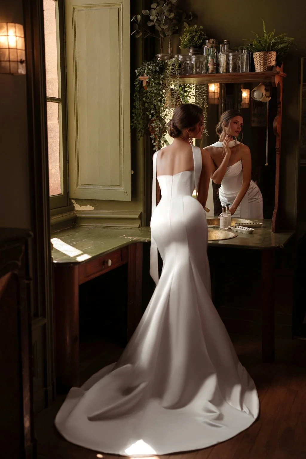 NANNY is the epitome of quiet luxury wedding dress minimalism. The strapless mermaid silhouette, woven from delicate satin is complemented by an optional satin scarf. Exclusively available at Spellbound Bridal, Wicklow, Ireland.
Dress Designer: Katy