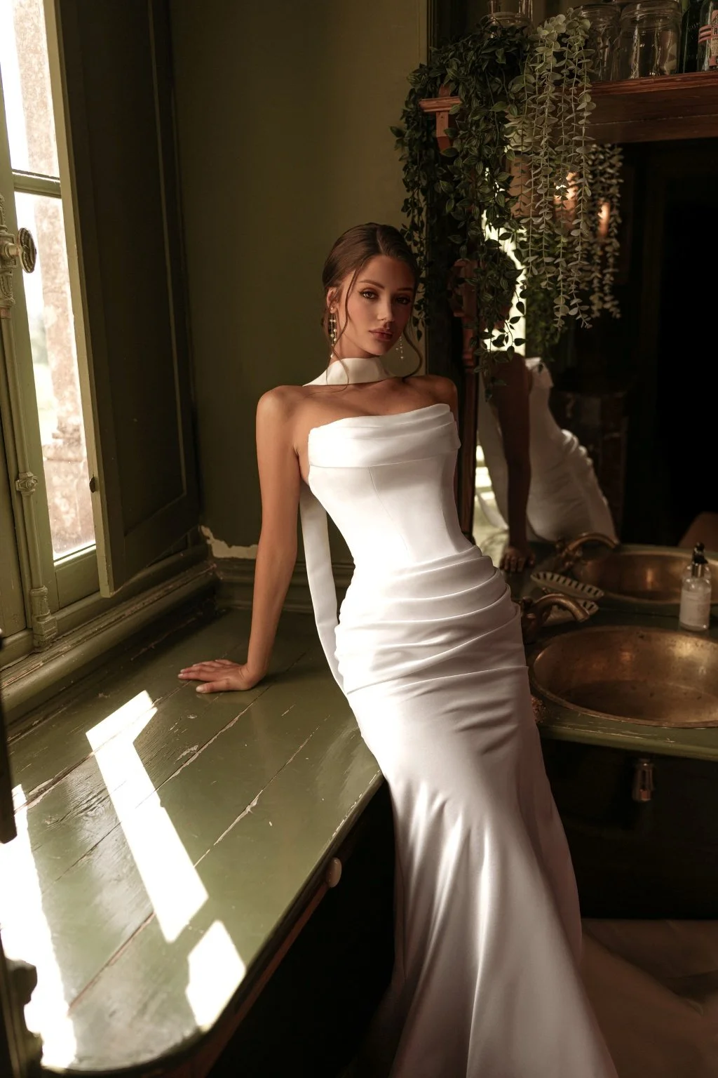 NANNY is the epitome of quiet luxury wedding dress minimalism. The strapless mermaid silhouette, woven from delicate satin is complemented by an optional satin scarf. Exclusively available at Spellbound Bridal, Wicklow, Ireland.
Dress Designer: Katy