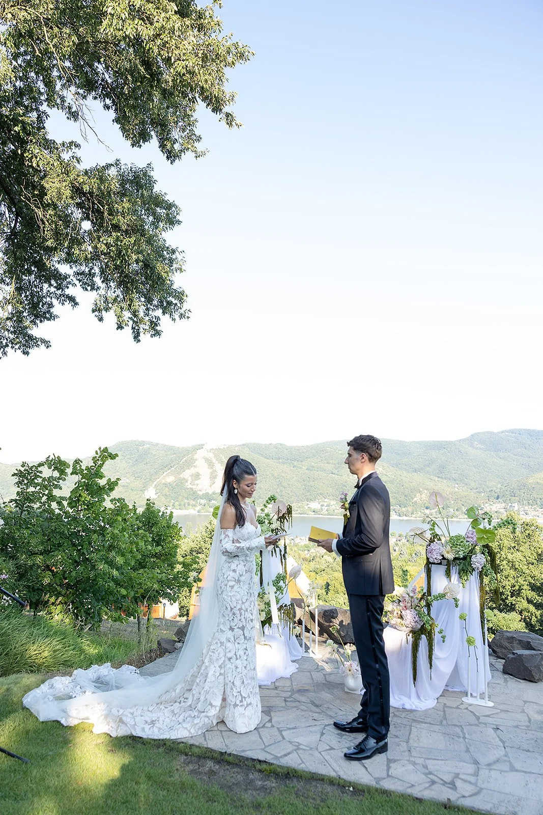 modern ceremónia dekoráció a villa grand marosban MONA Design