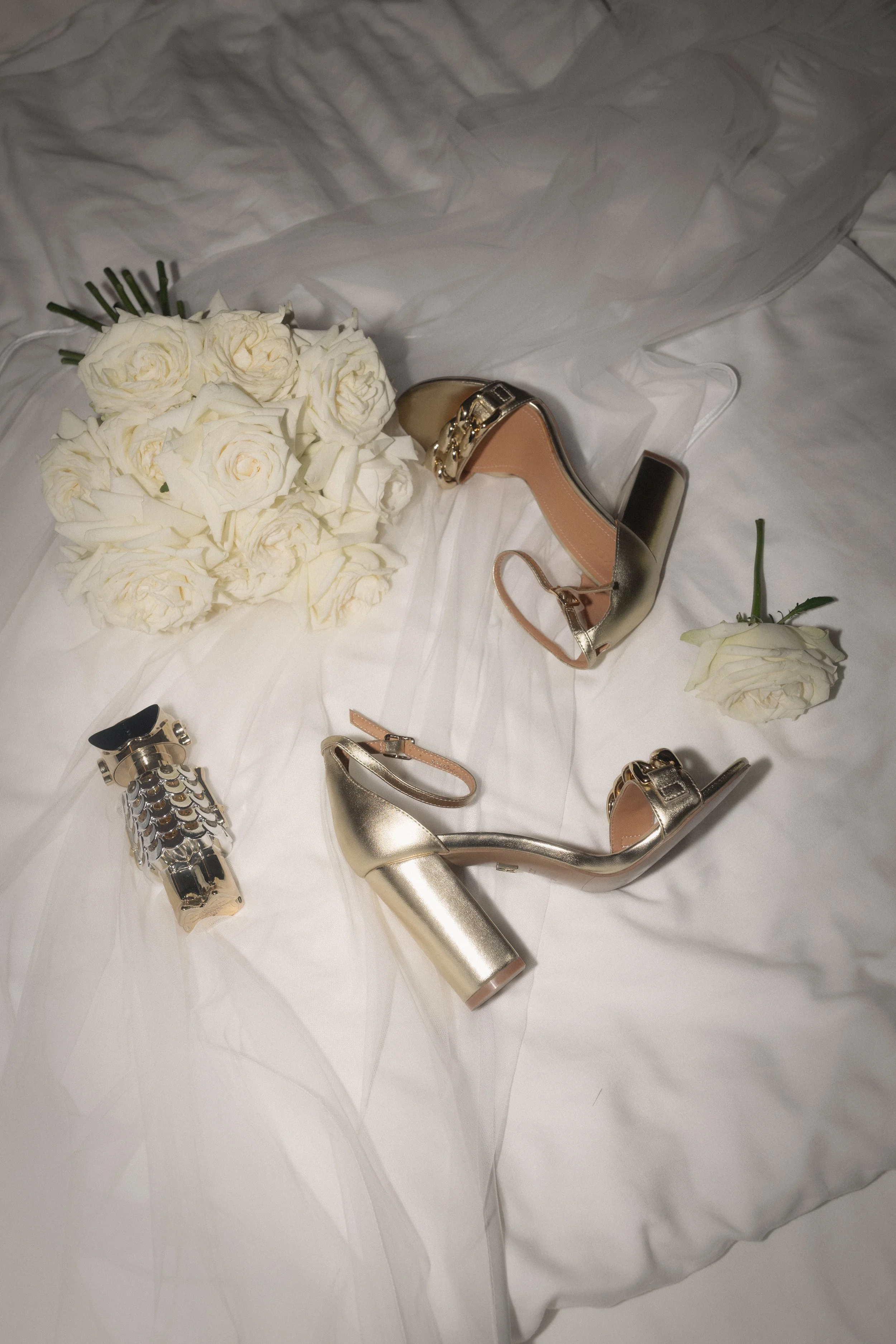 elegáns fehér rózsa menyasszonyi csokor