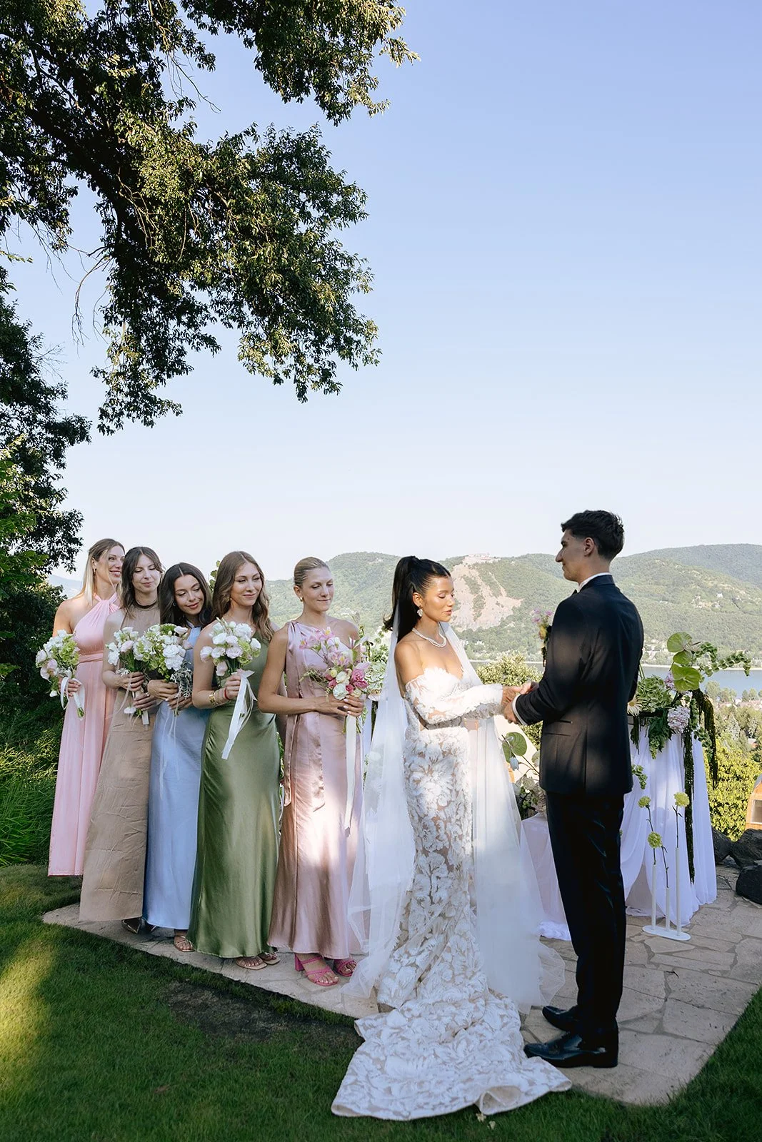 modern ceremónia dekoráció a villa grand marosban MONA Design