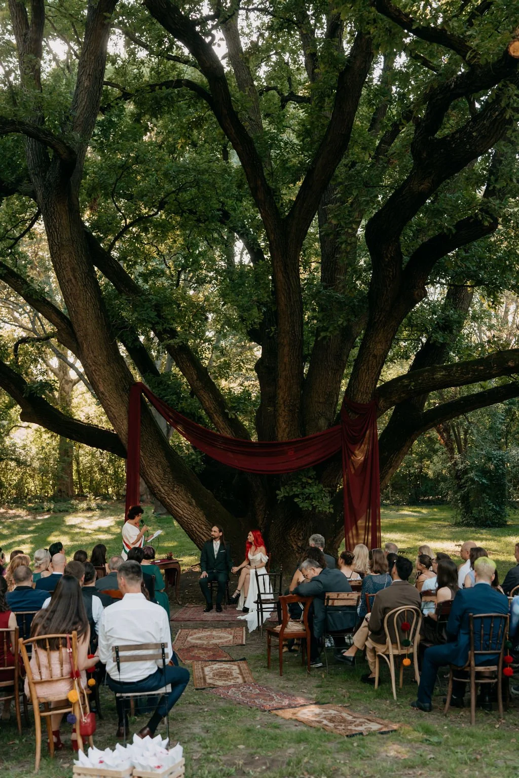 őszi ceremónia dekor burgundy draping textil MONA design