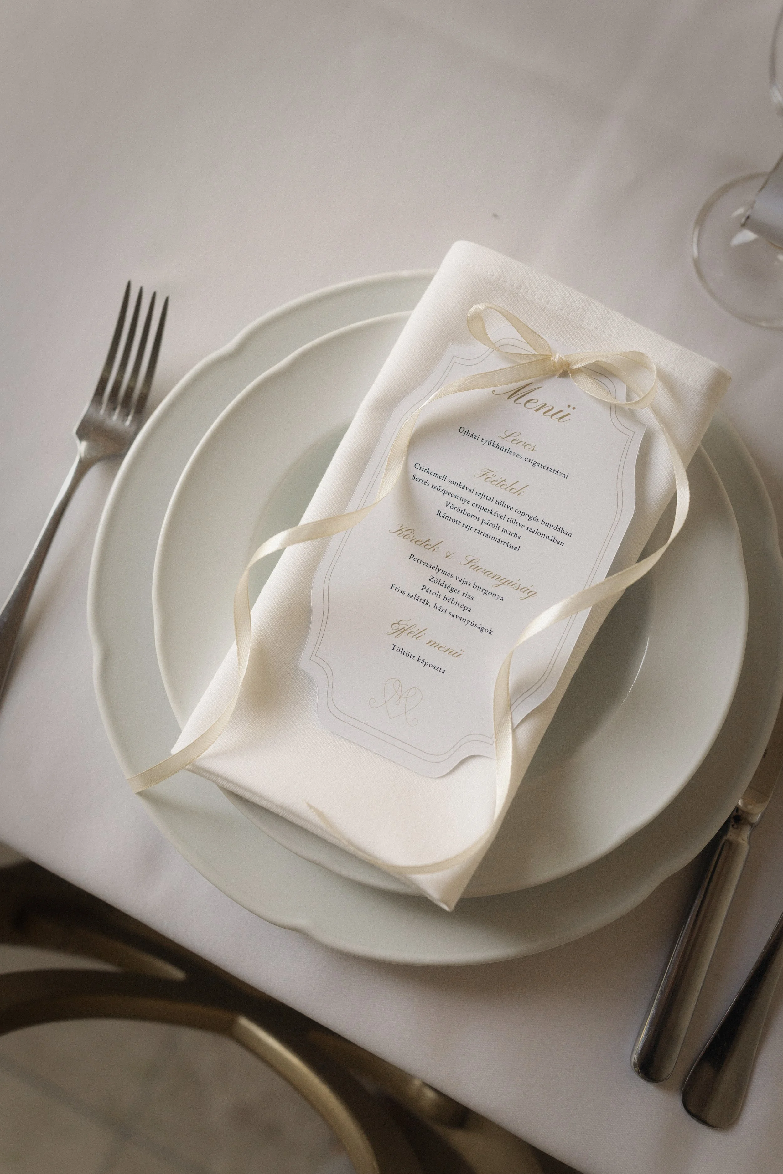klasszikus elegáns esküvői menü kártya szalagos díszítéssel - letisztult modern esküvői grafika, romantikus papírdekoráció és finom arany tipográfia
