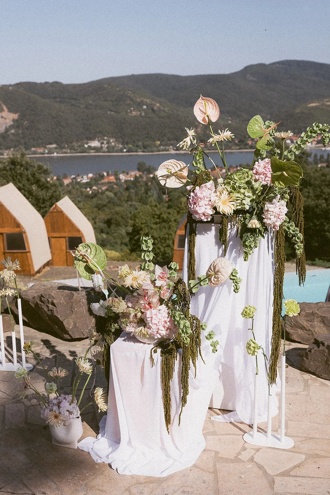 modern ceremónia dekoráció a villa grand marosban MONA Design