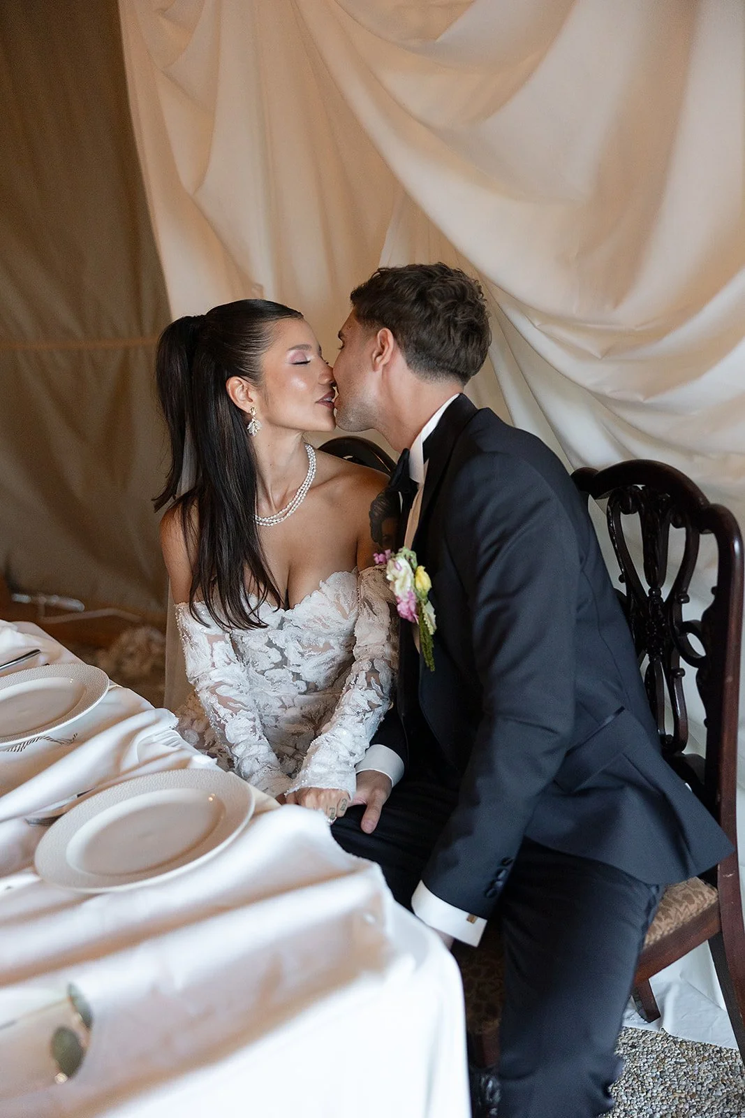 modern főasztal dekoráció textil draping háttérrel MONA Design