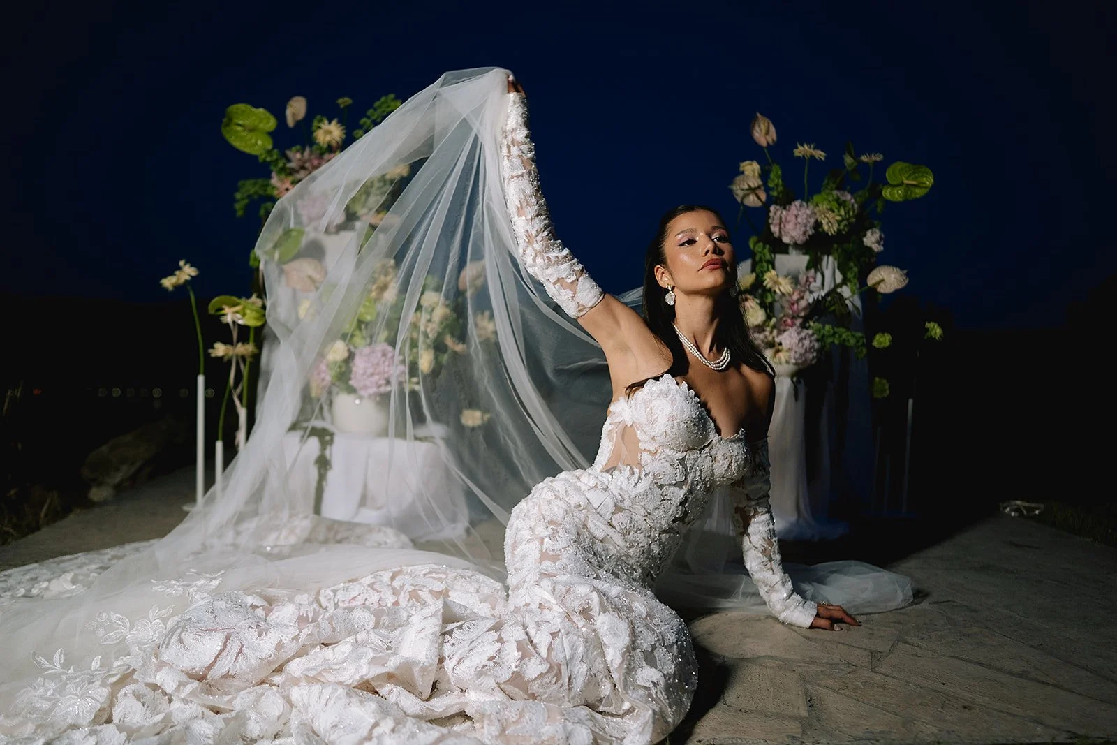 Modern menyasszonyi portré esküvői dekorációval, elegáns csipkés menyasszonyi ruhában, textil installációval és letisztult virágkompozíciókkal: kortárs, luxus esküvői dekoráció MONA Design stílusban