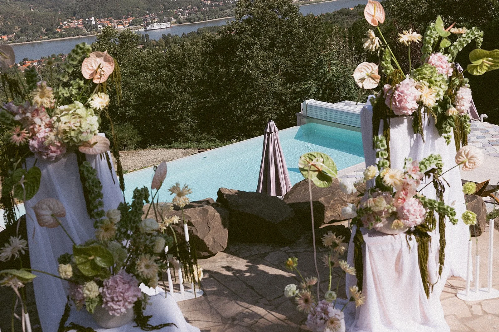 modern ceremónia dekoráció a villa grand marosban MONA Design