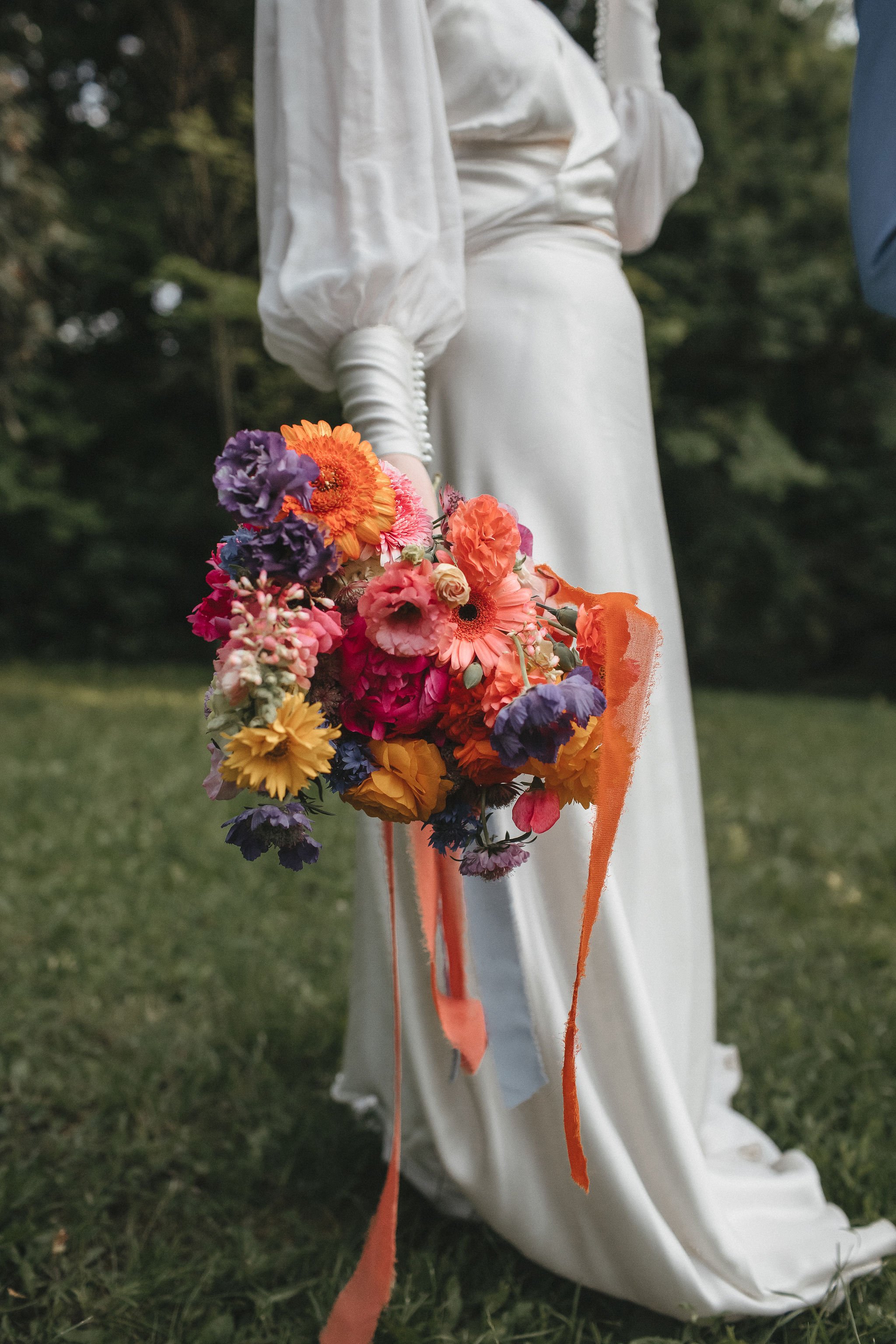 színes tavaszi menyasszonyi csokor MONA Design