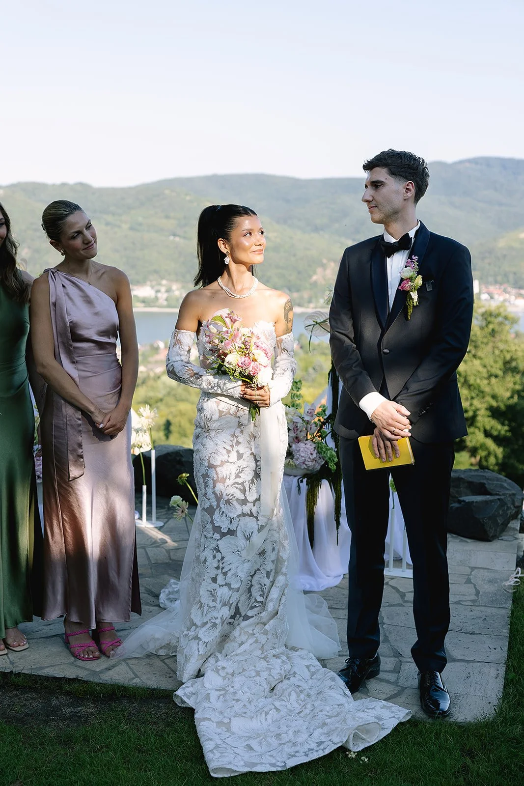 modern ceremónia dekoráció a villa grand marosban MONA Design